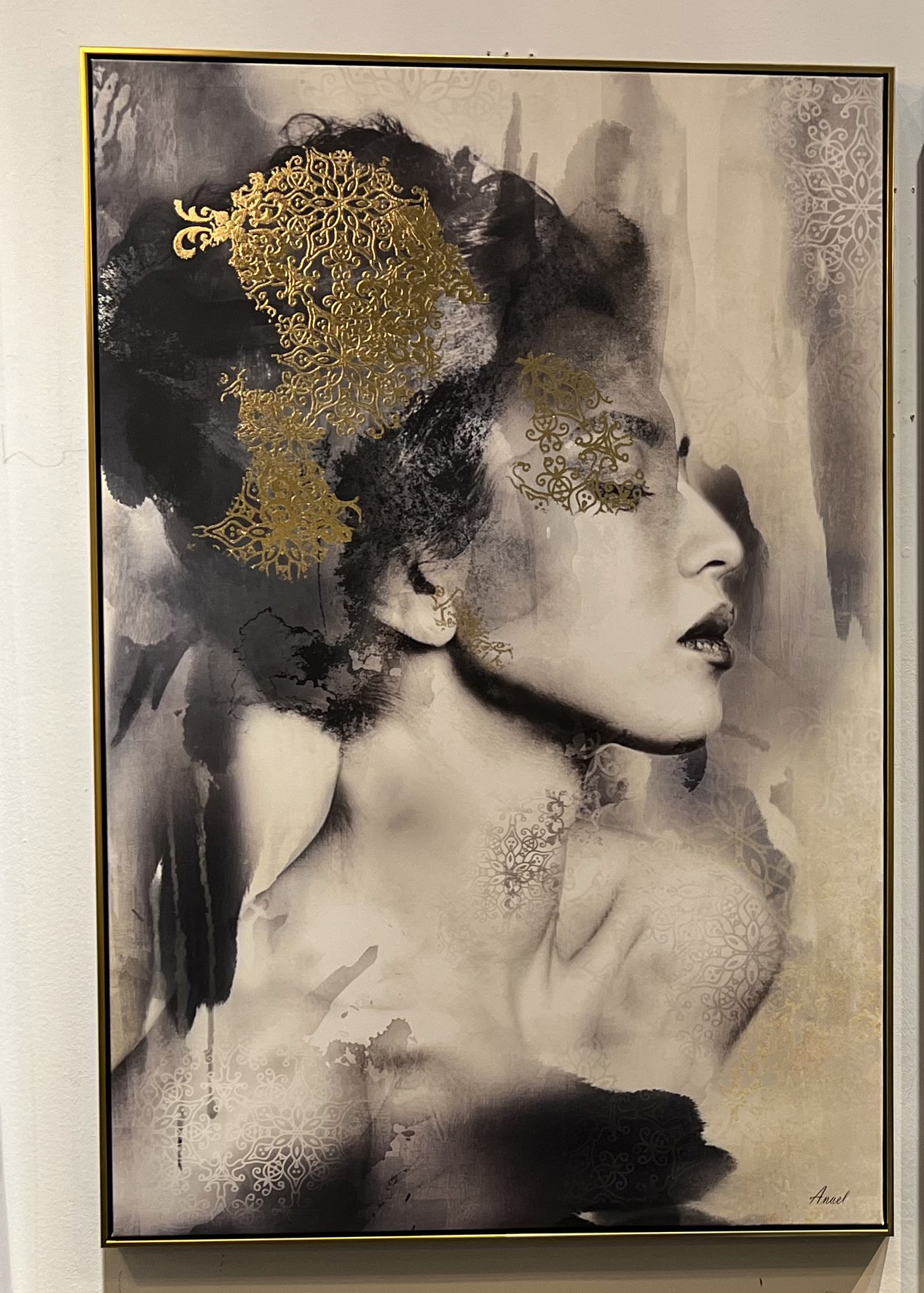 תמונה דגם אישה שחור בשילוב זהב תמונה דגם אישה שחור בשילוב זהב