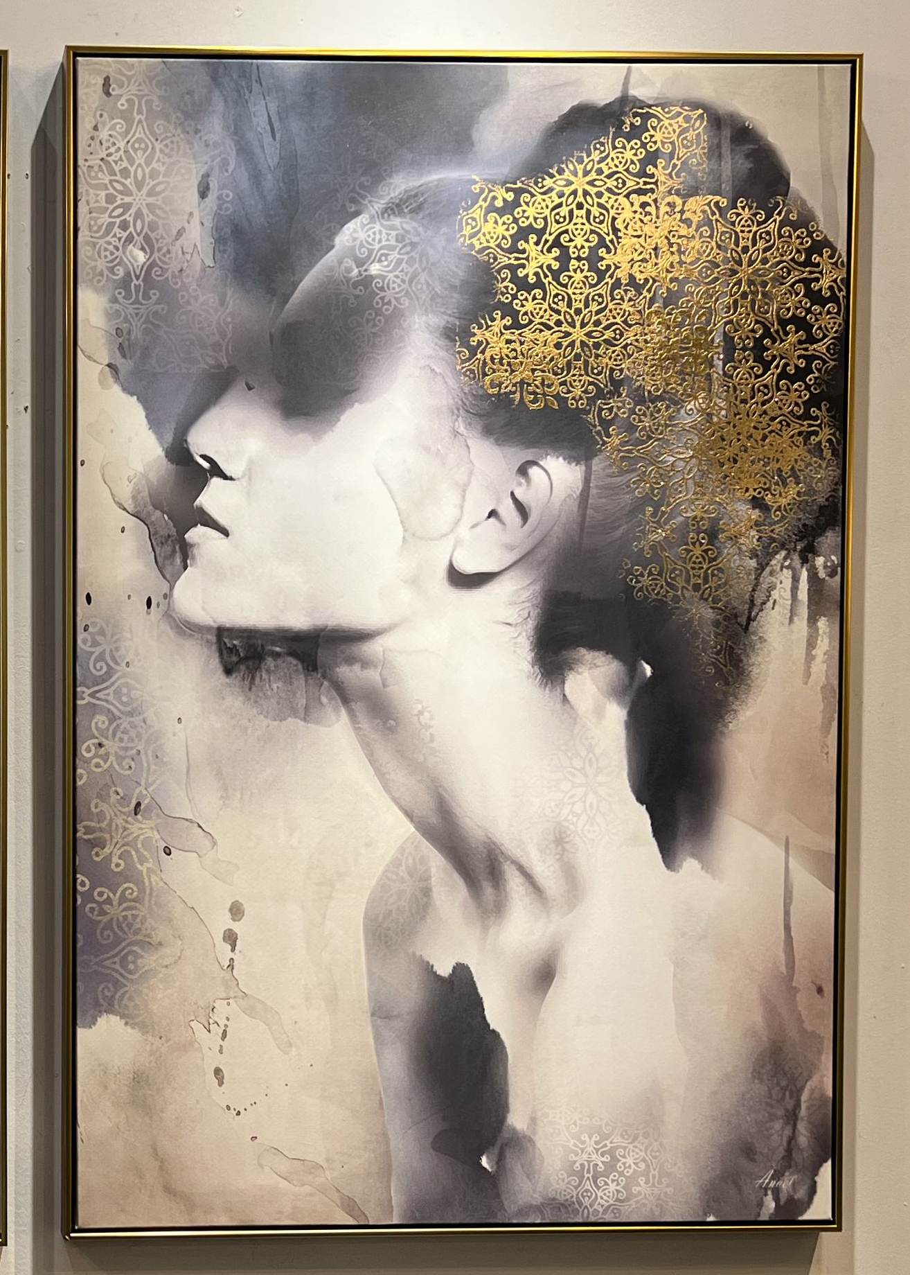 תמונה דגם אישה שחור בשילוב זהב תמונה דגם אישה שחור בשילוב זהב