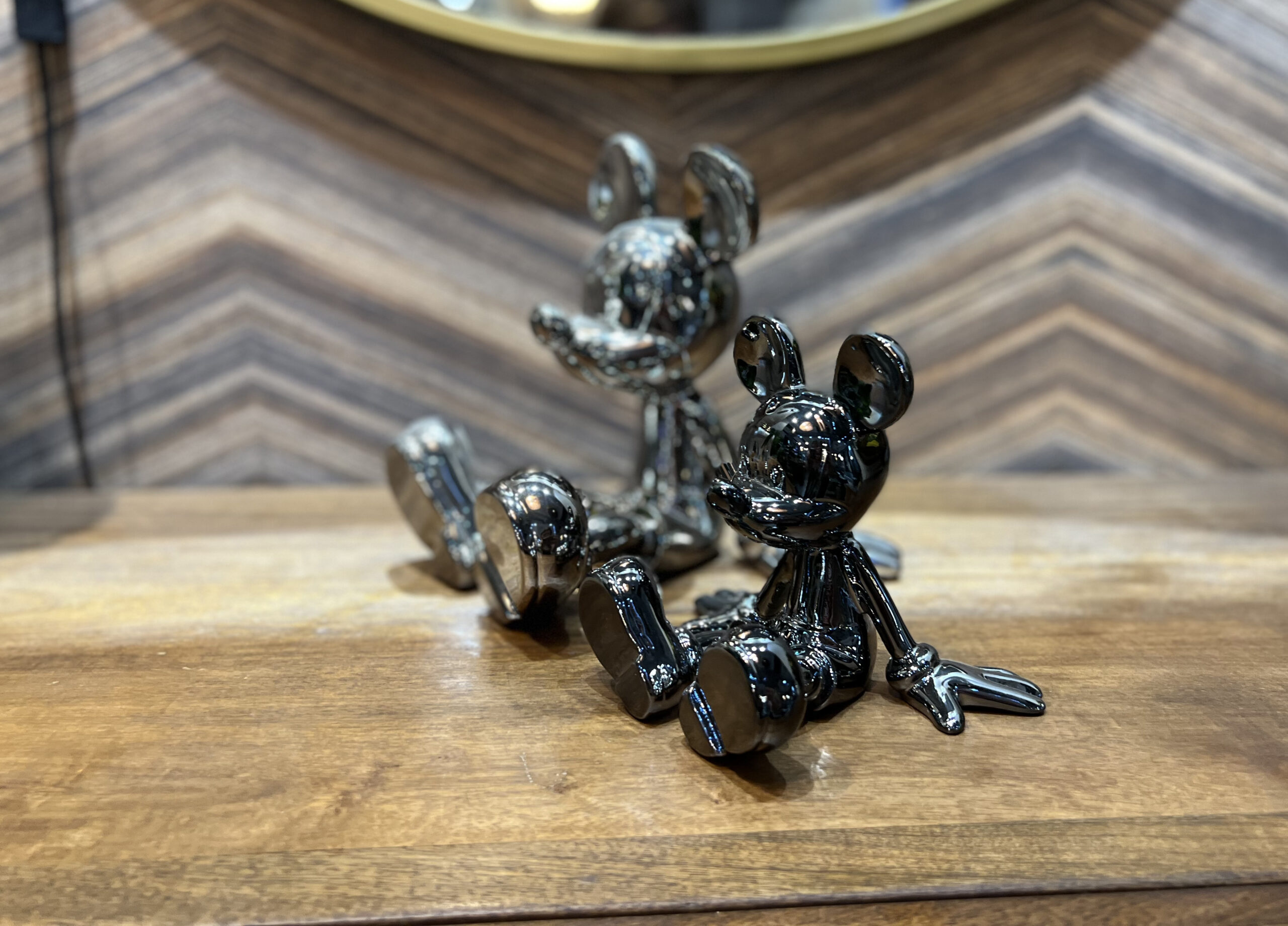 פסל מיקי מאוס מטאלי יושב