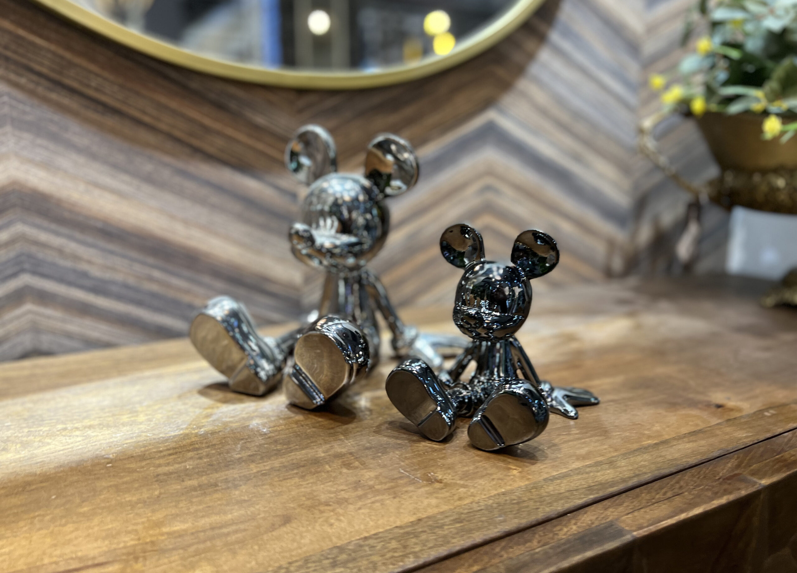 פסל מיקי מאוס מטאלי יושב