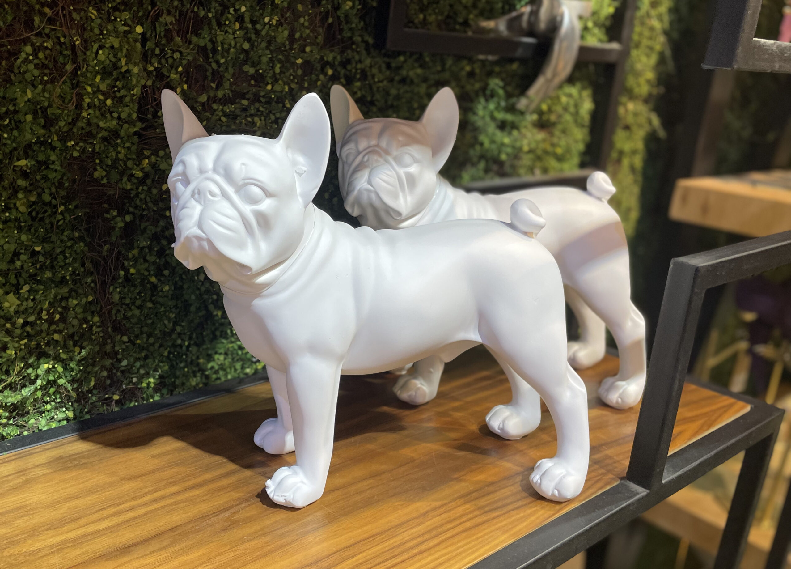 פסל כלב בולדוג לבן