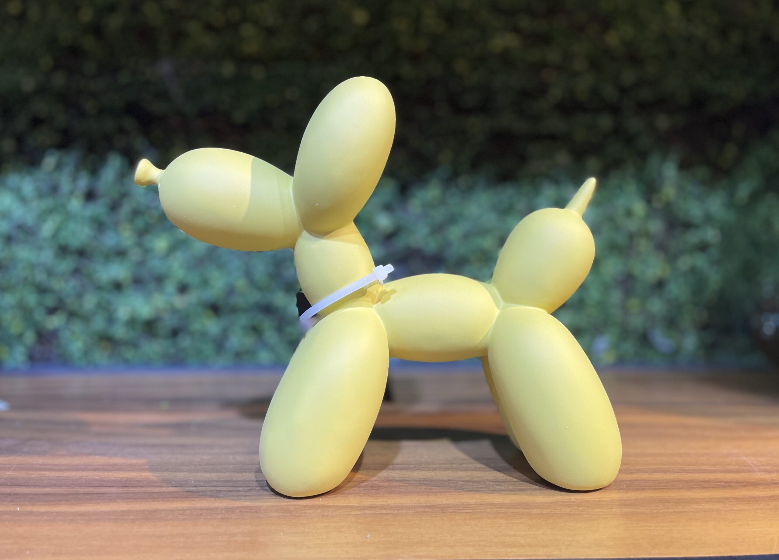 פסל כלב בלון צהוב