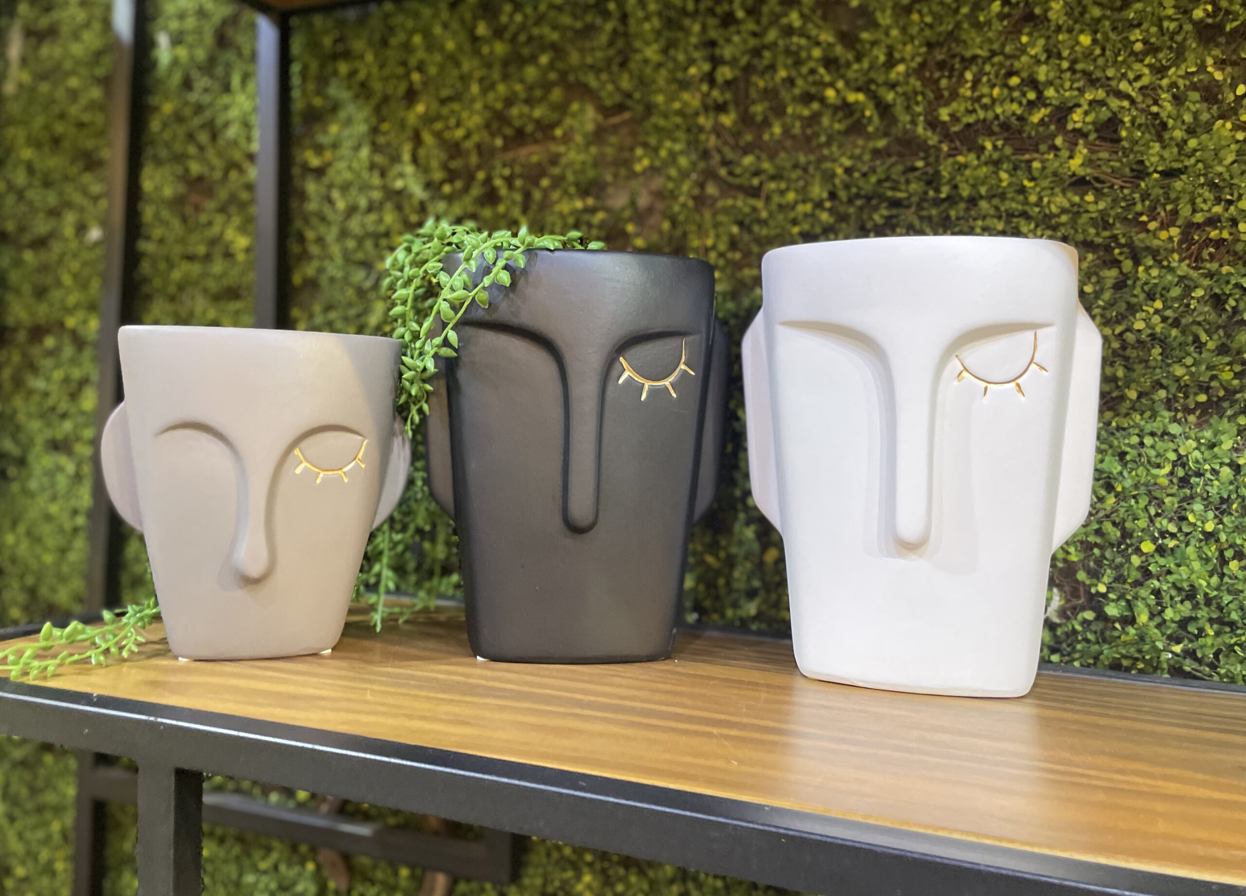 כד פנים עם קריצה זהב