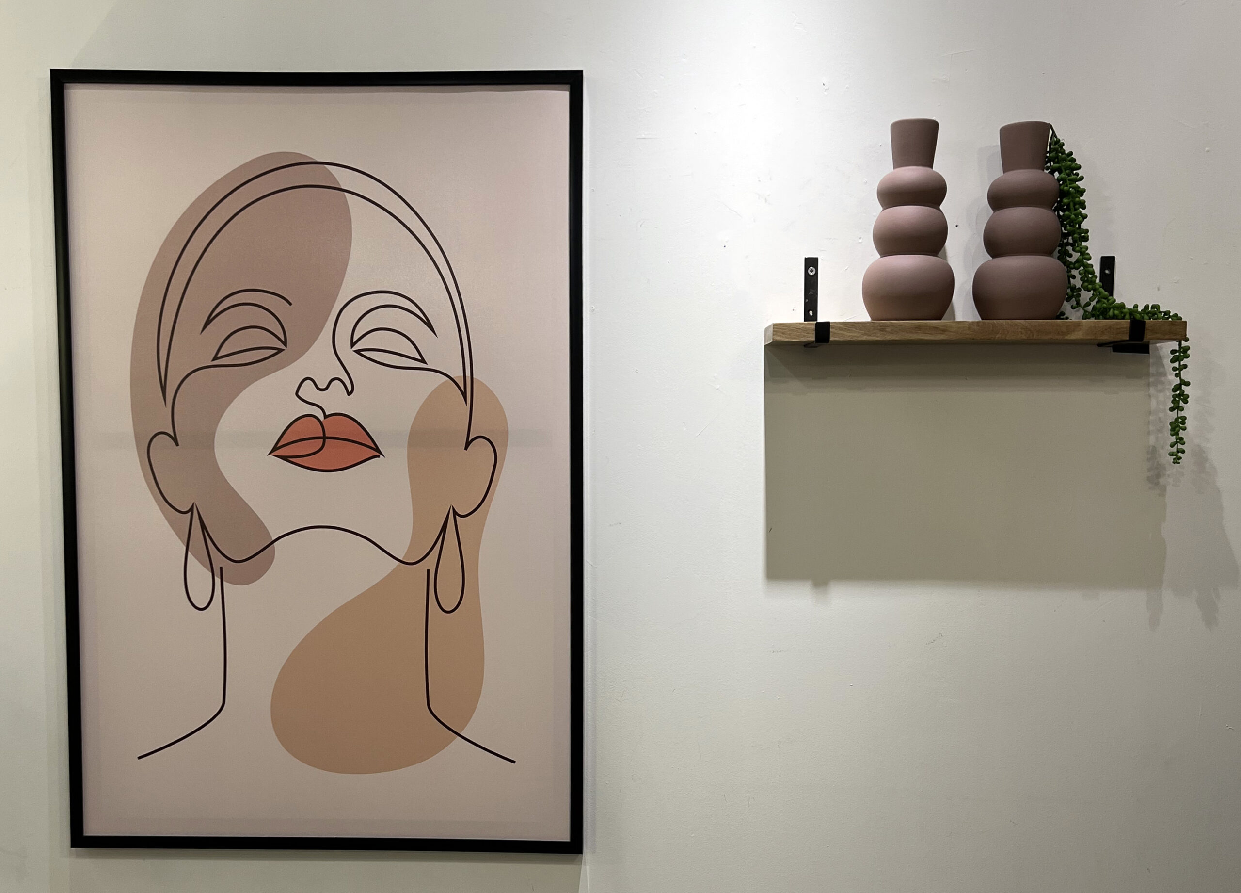 תמונת דגם אישה מסגרת שחורה תמונת דגם אישה מסגרת שחורה