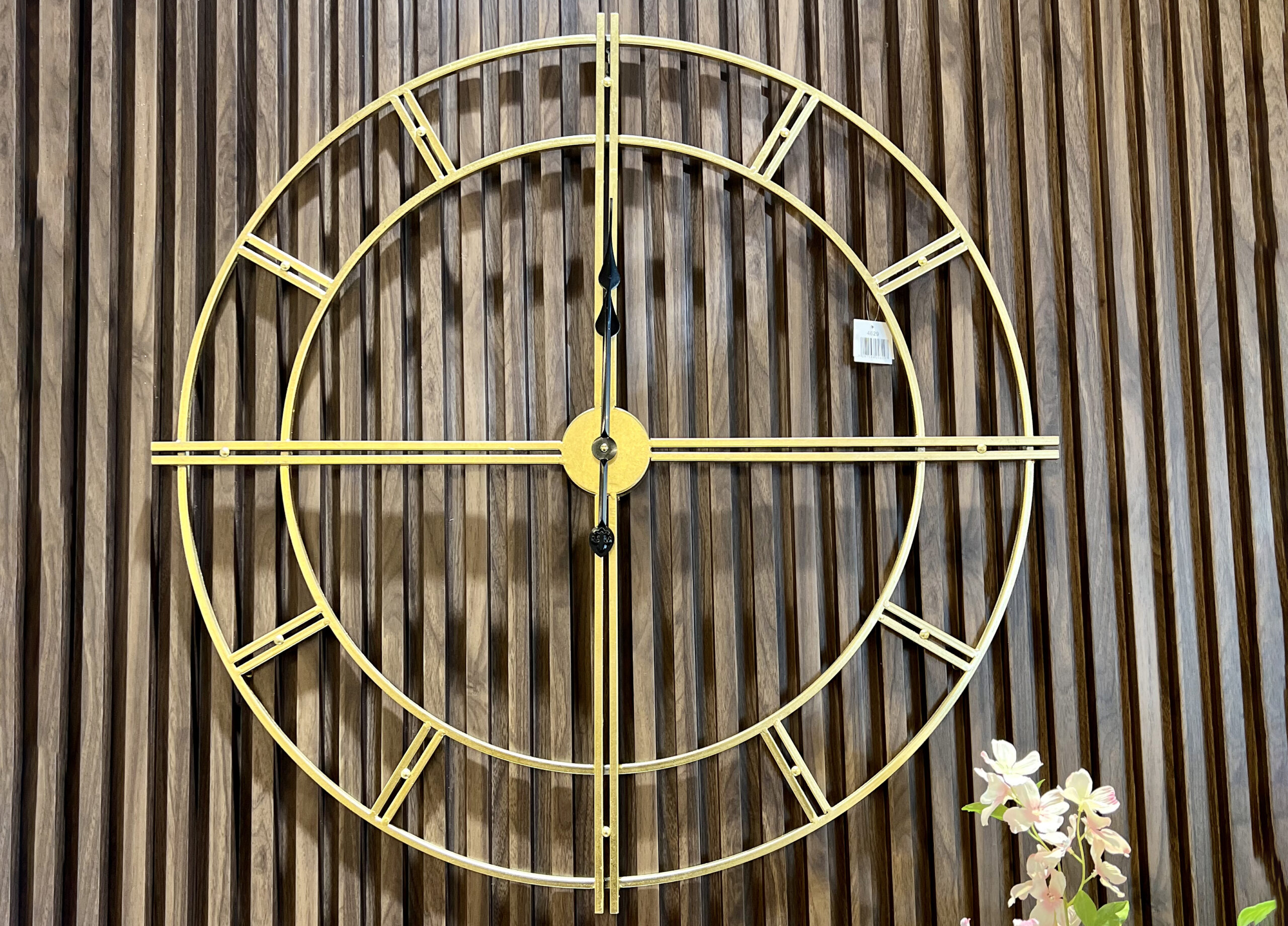 שעון קיר זהב מחוגים שחורים שעון קיר זהב מחוגים שחורים