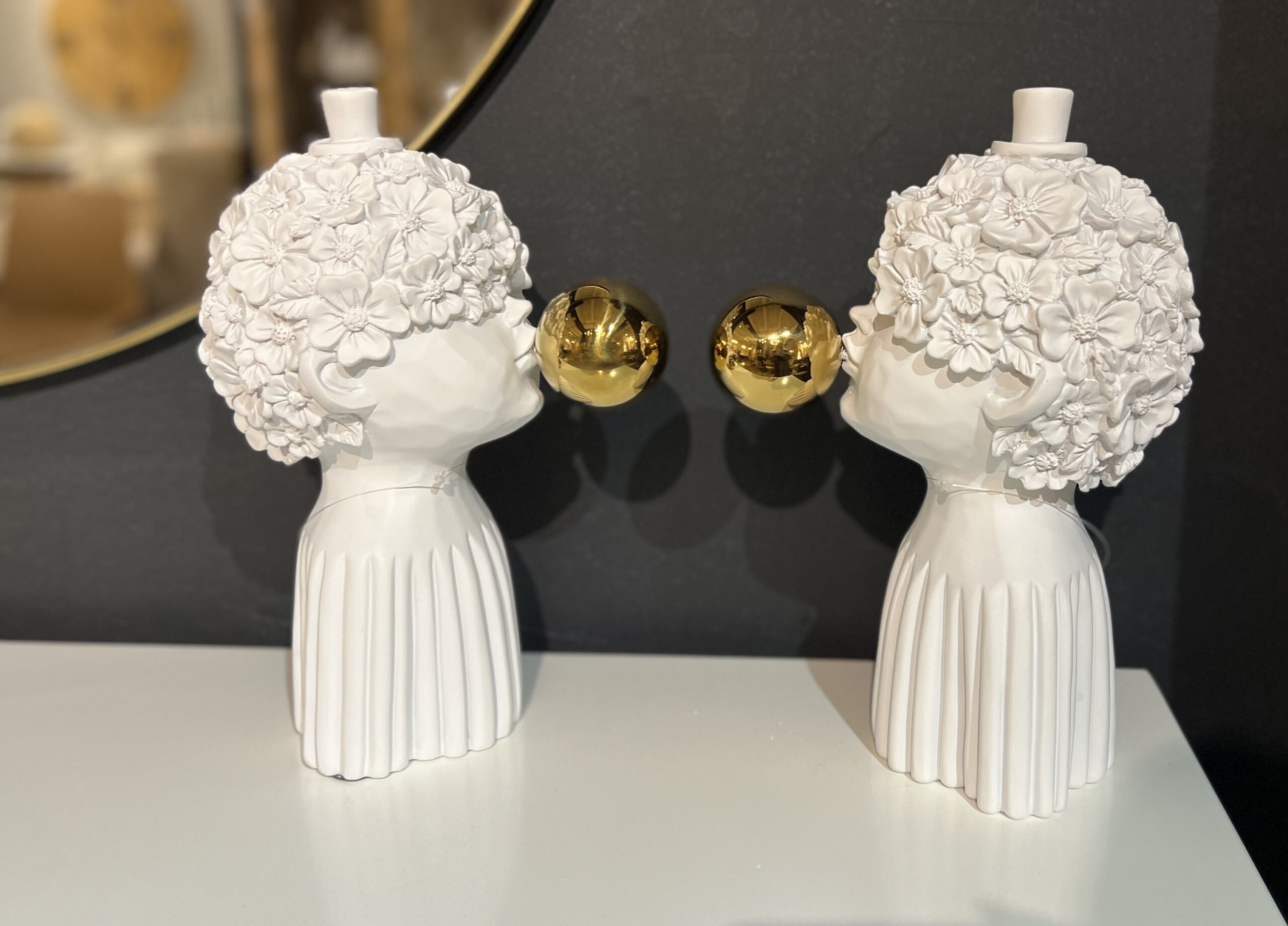 פסל ילד שיער פרחים ופקק זהב בפה לבן גדול