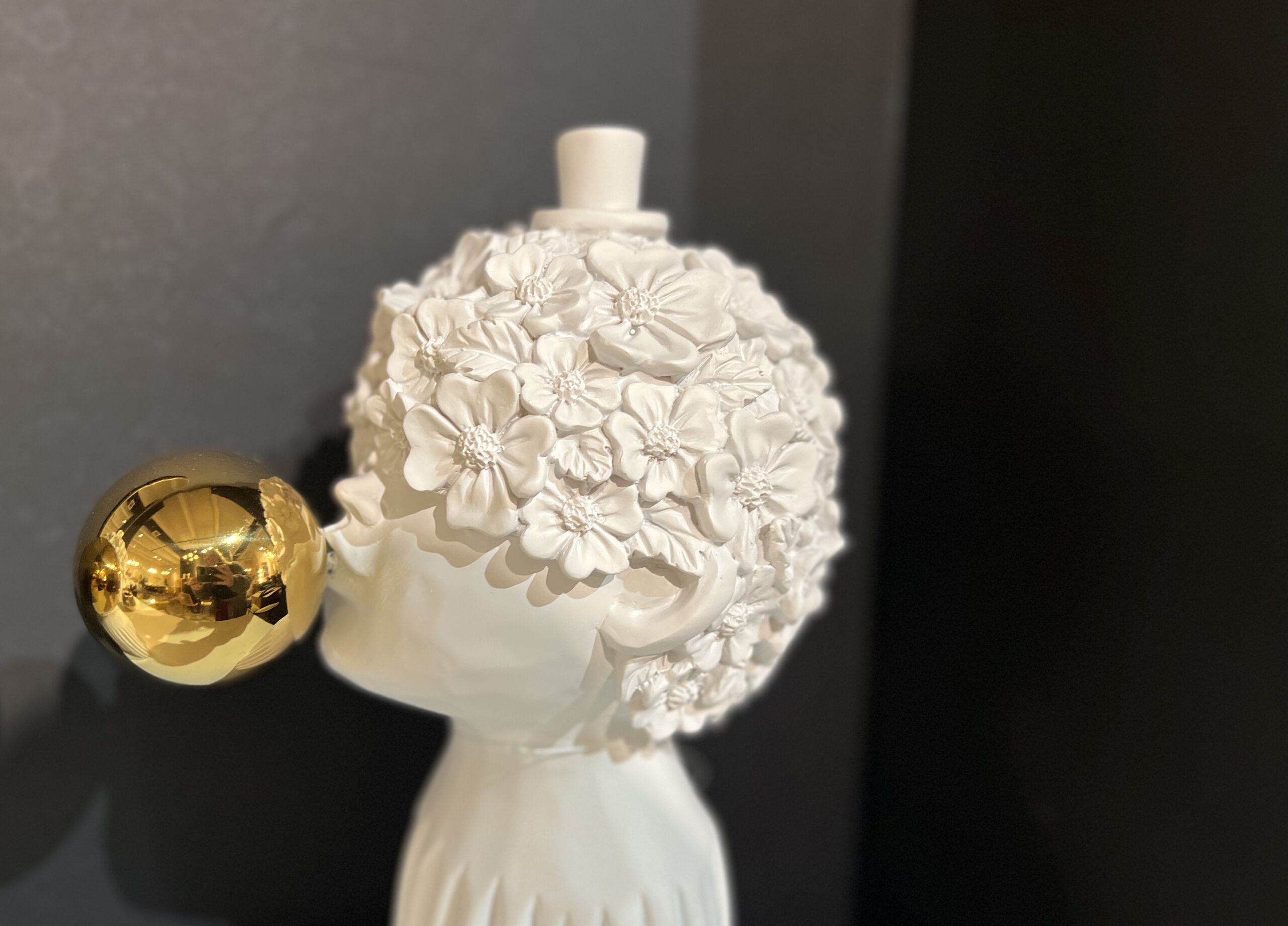 פסל ילד שיער פרחים ופקק זהב בפה לבן גדול