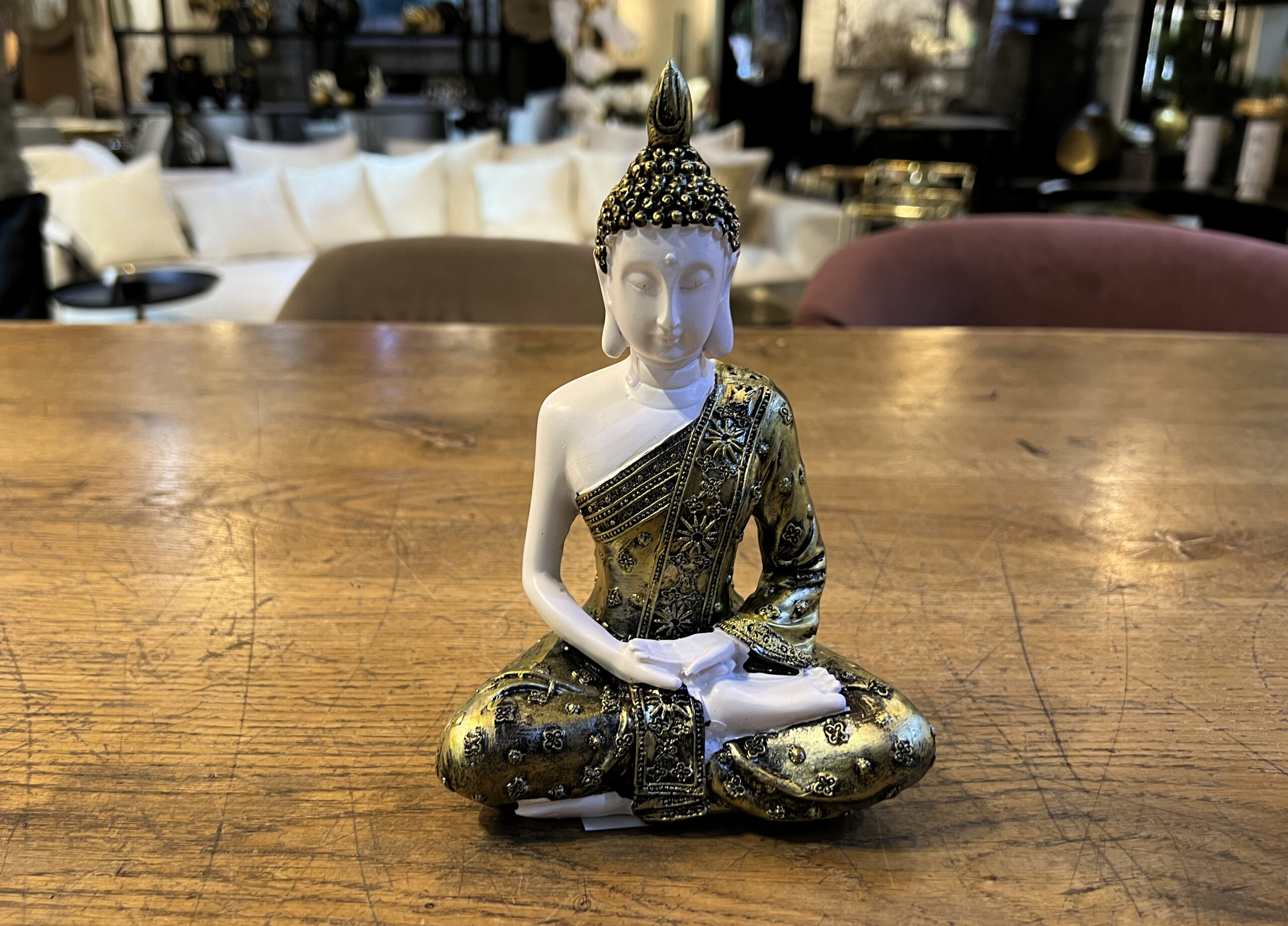 פסל בודהה מתפללת לבן שמלה שחור זהב