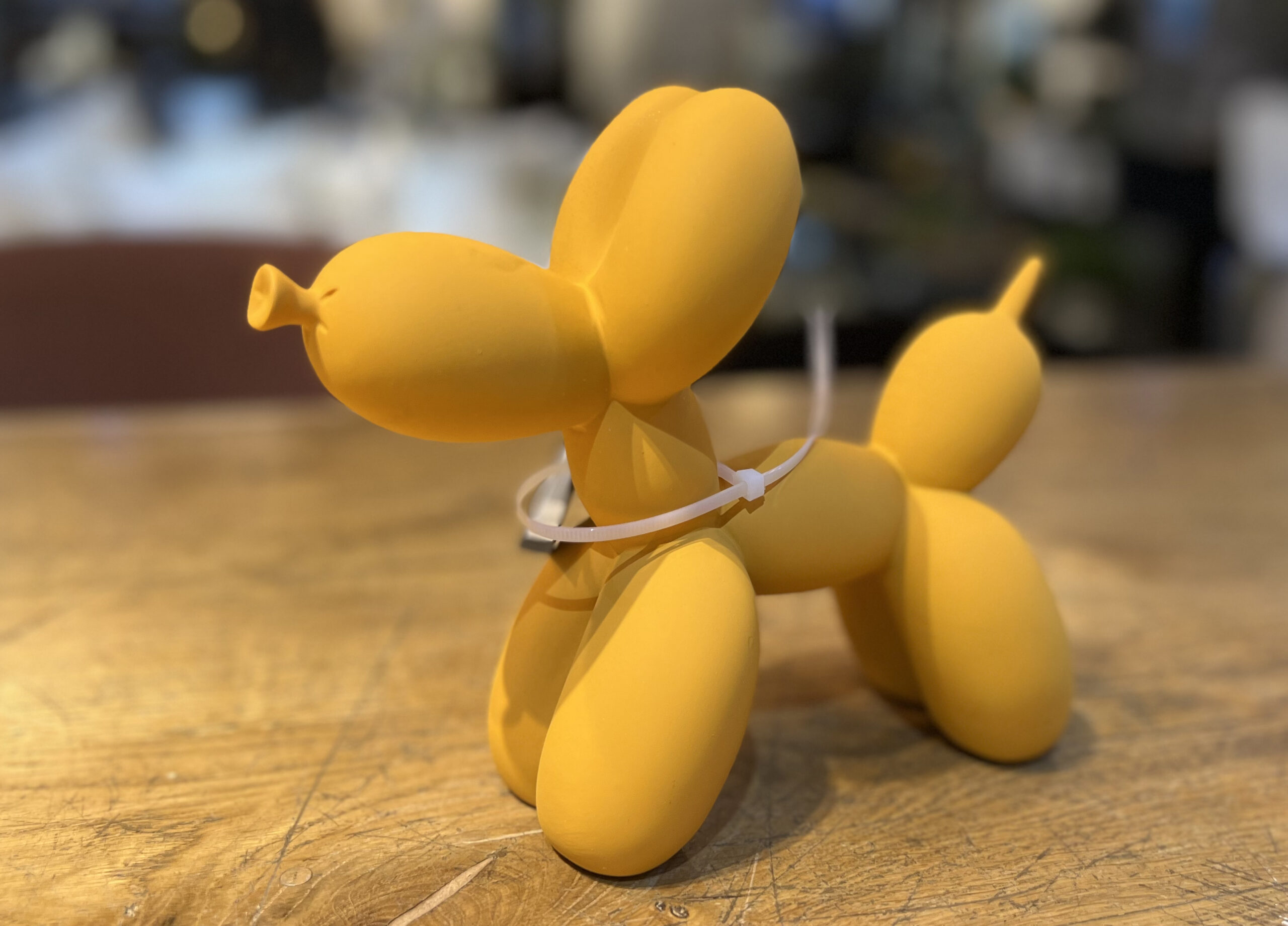 פסל כלב בלון כתום