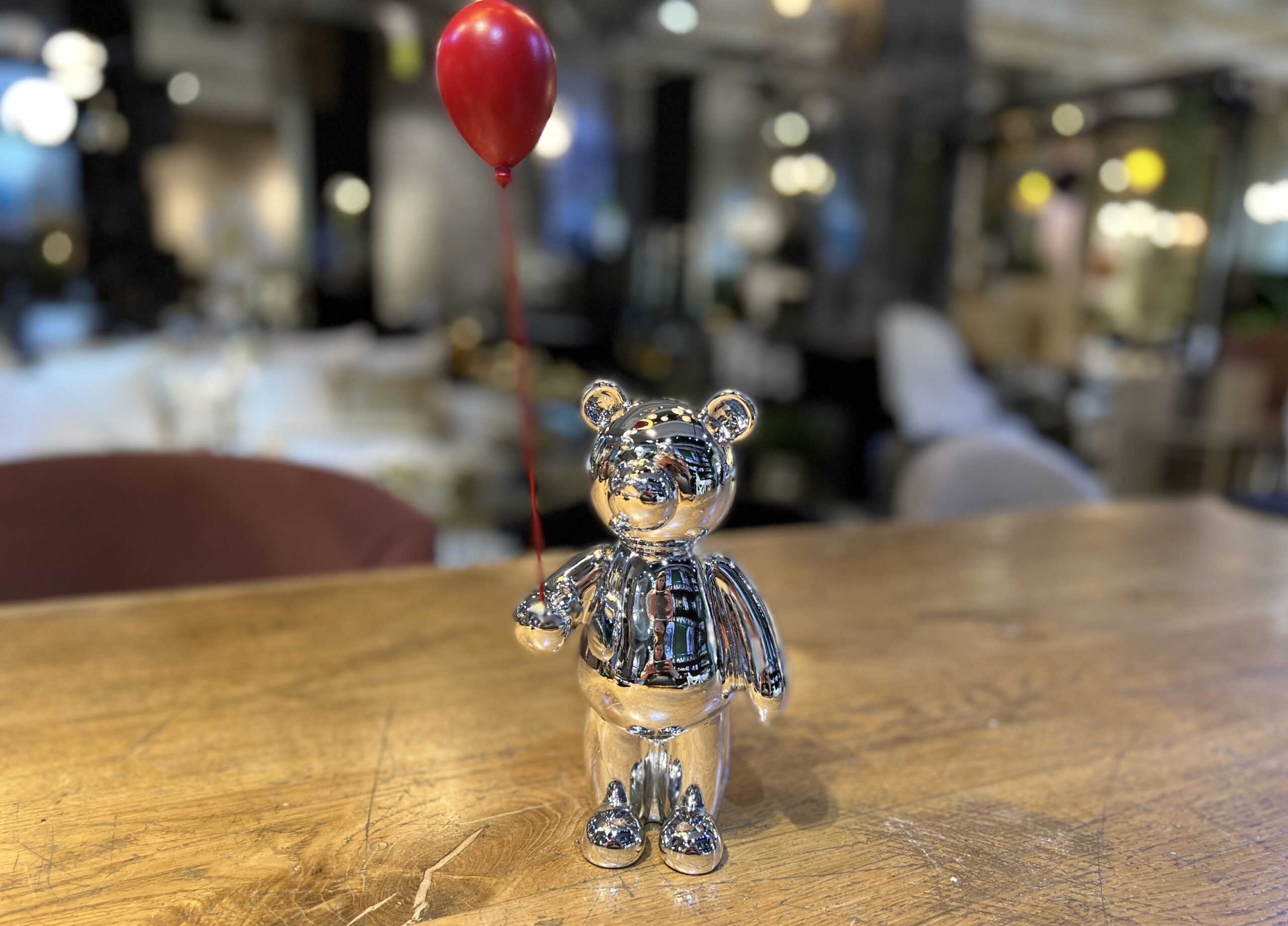 פסל דובי כסוף בלון אדום