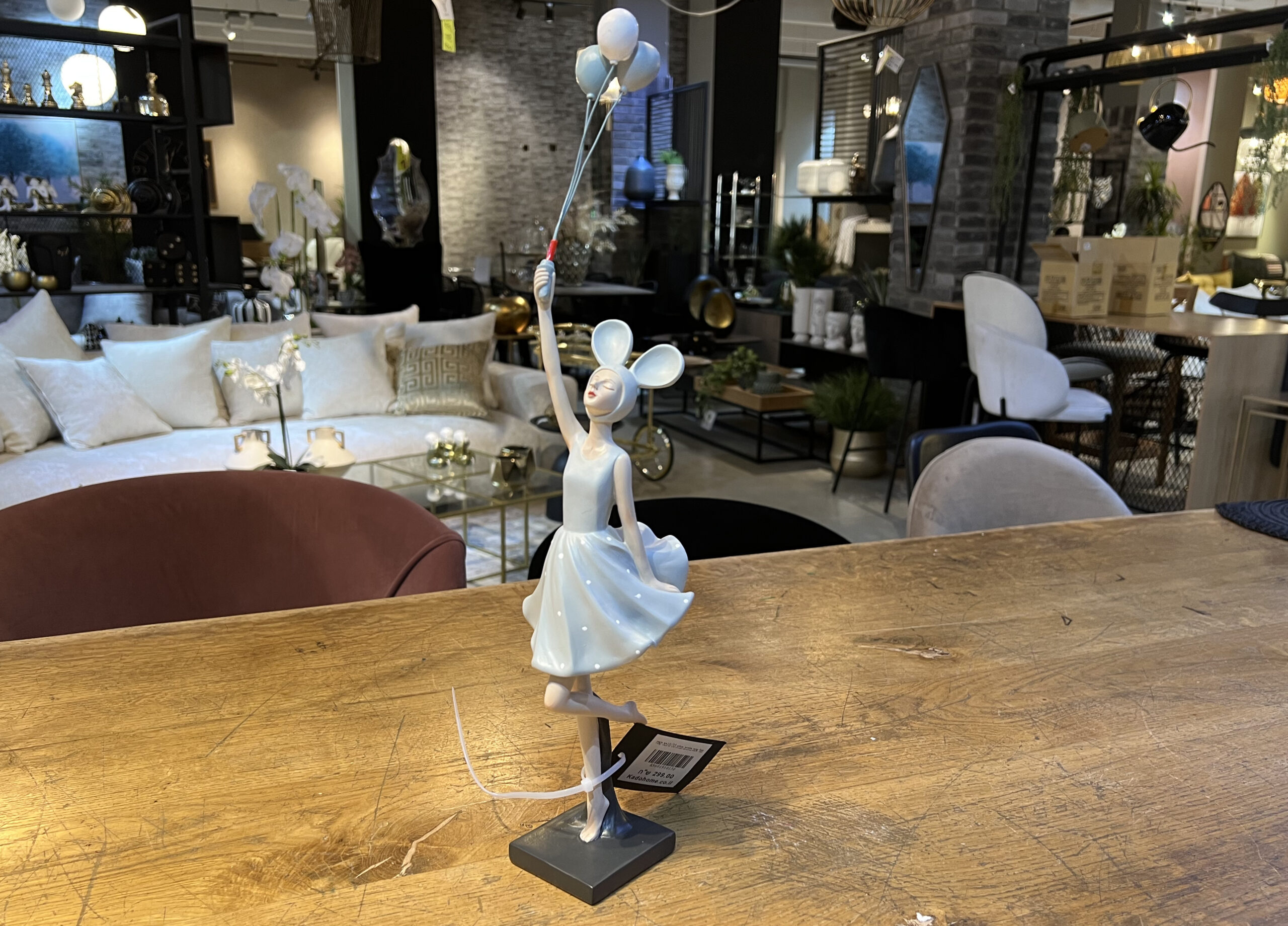 פסל אישה בלונים תכלת