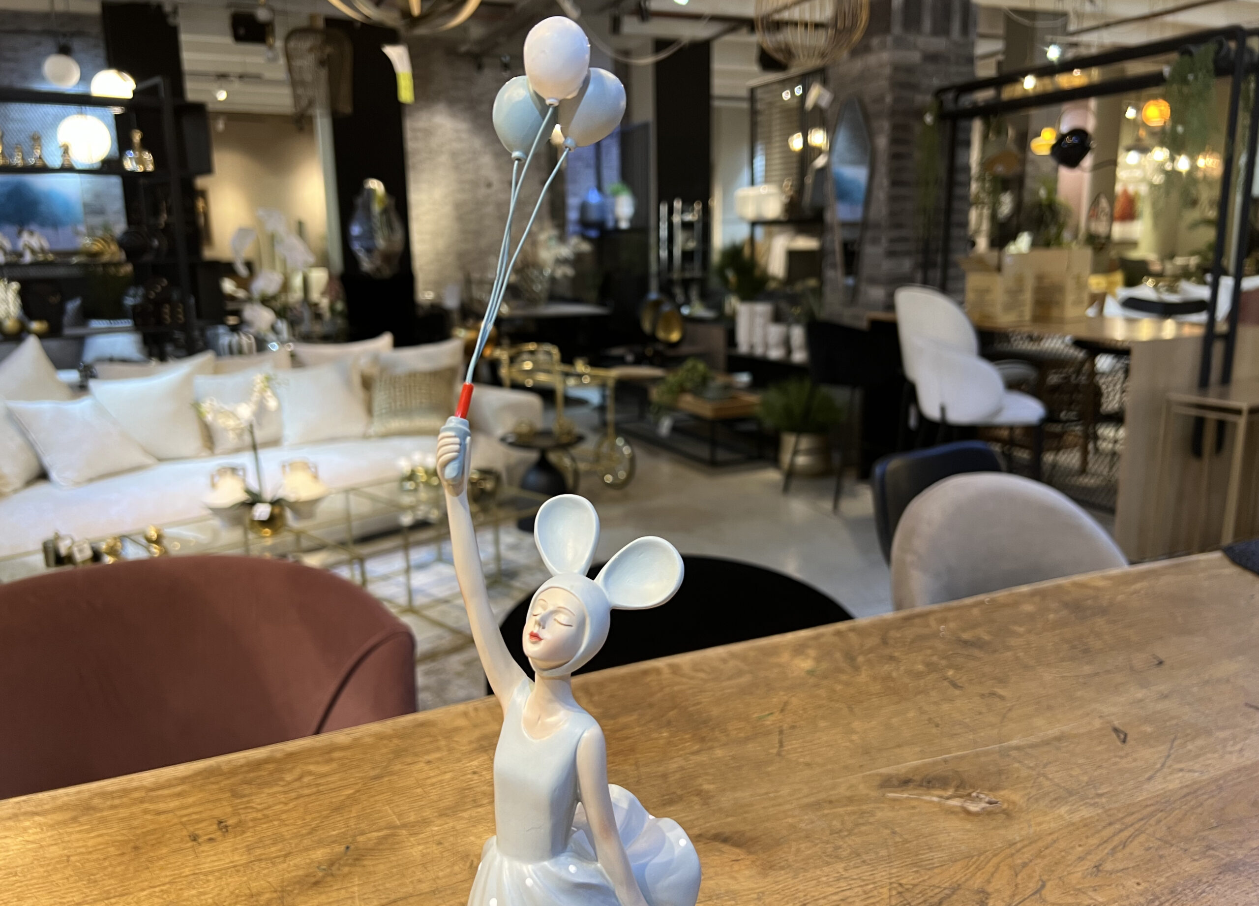 פסל אישה בלונים תכלת