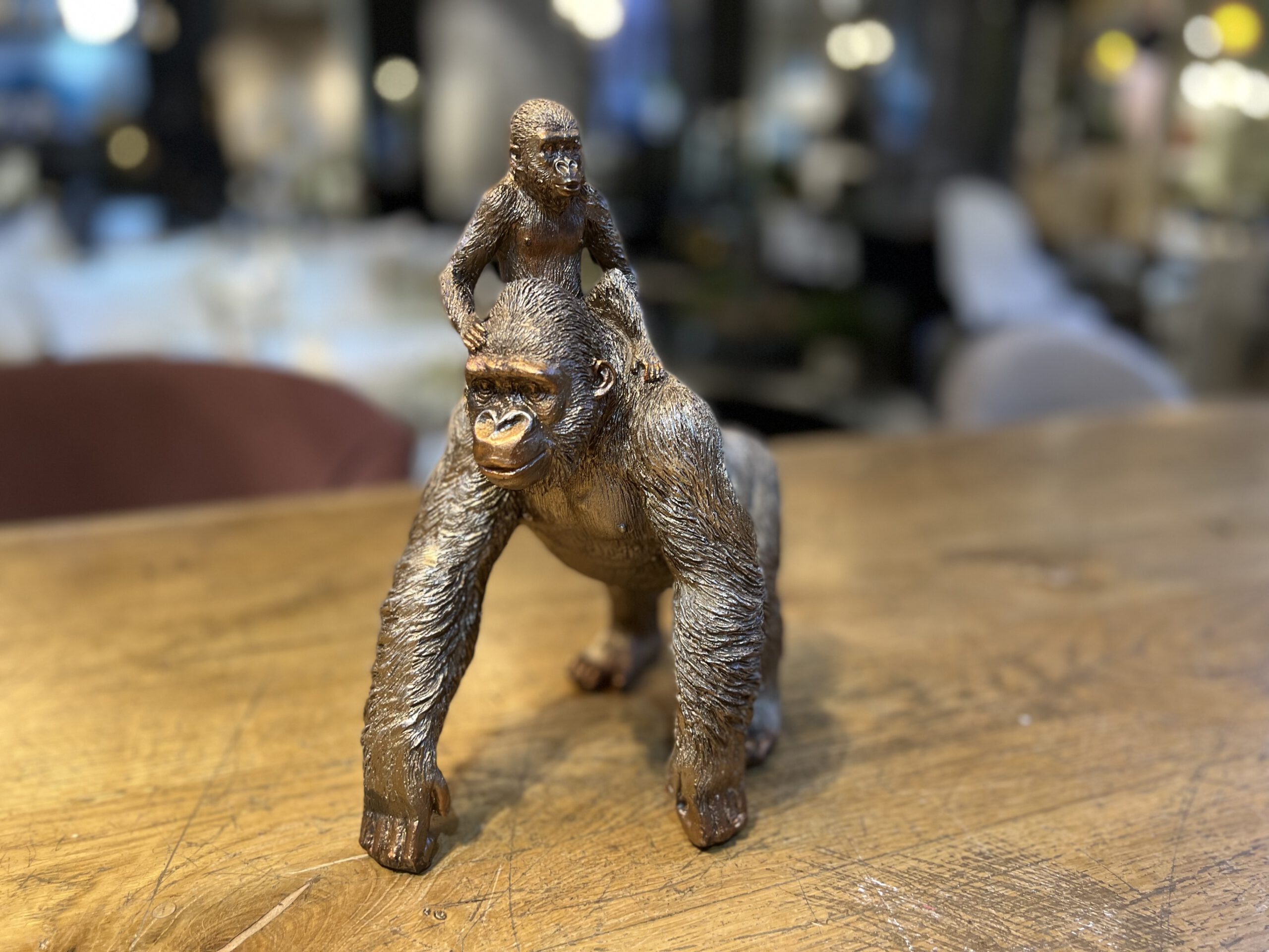 פסל קוף עם תינוק זהב