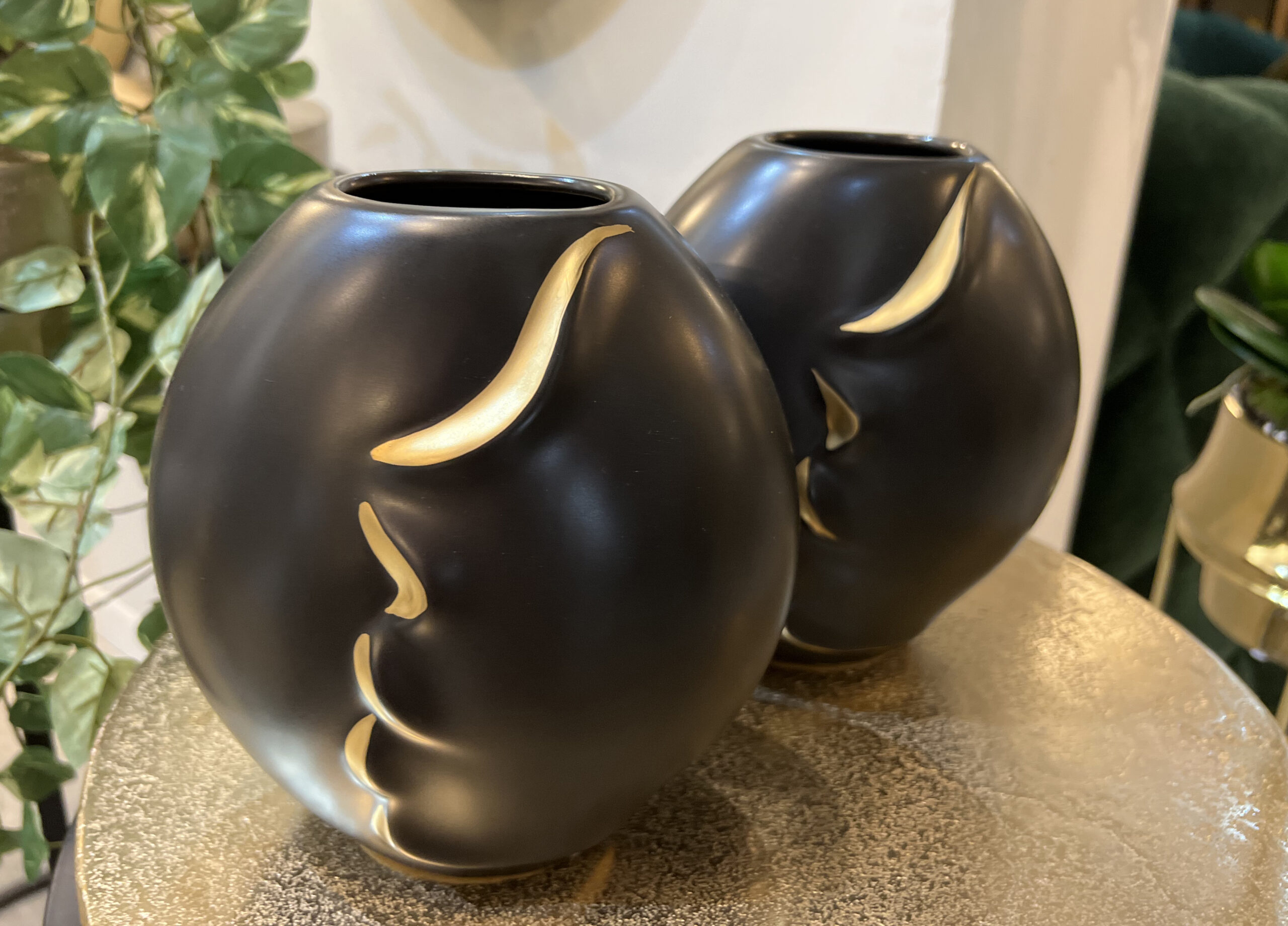 כד שחור פרופיל פנים זהב