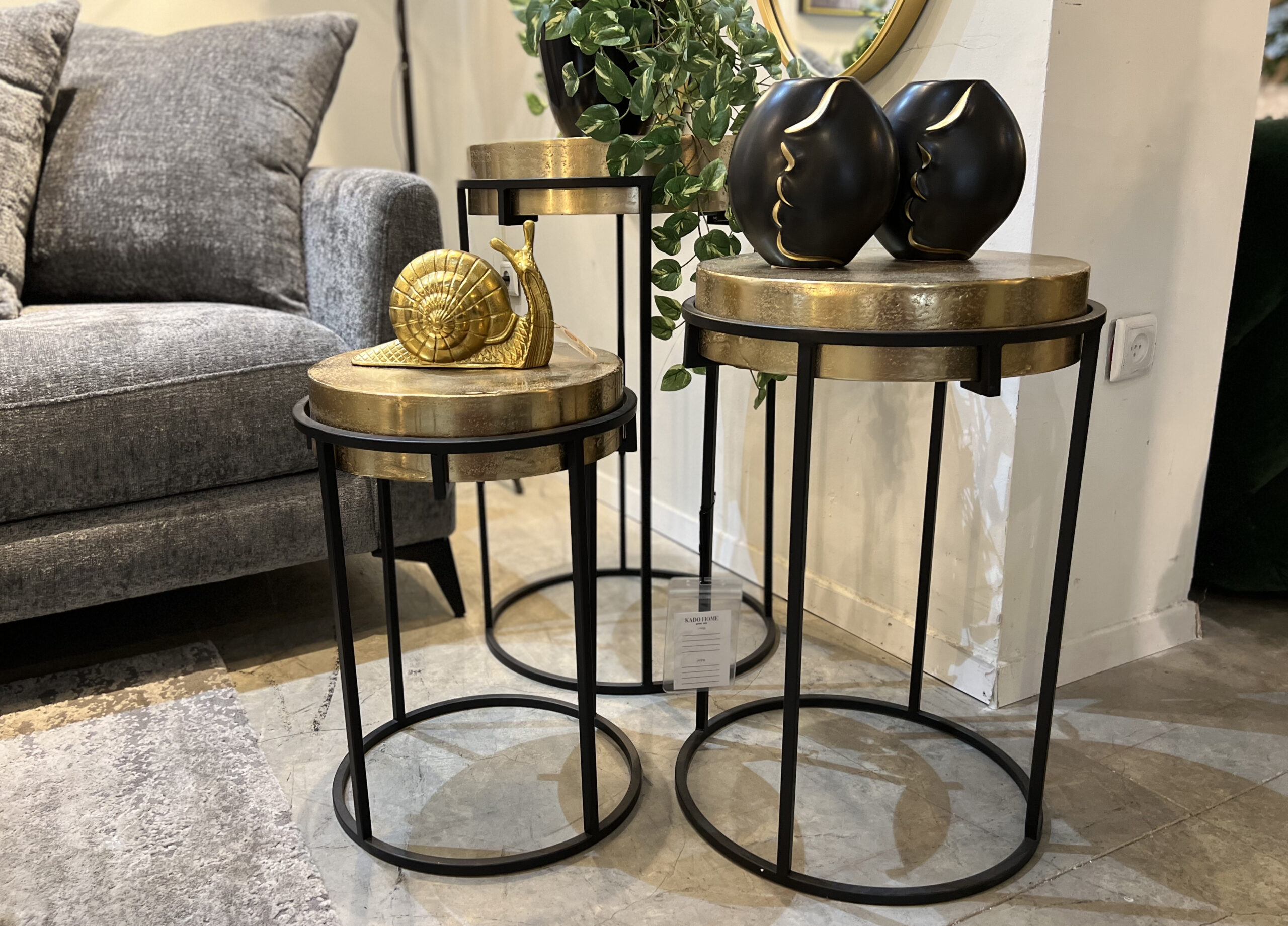 כד שחור פרופיל פנים זהב