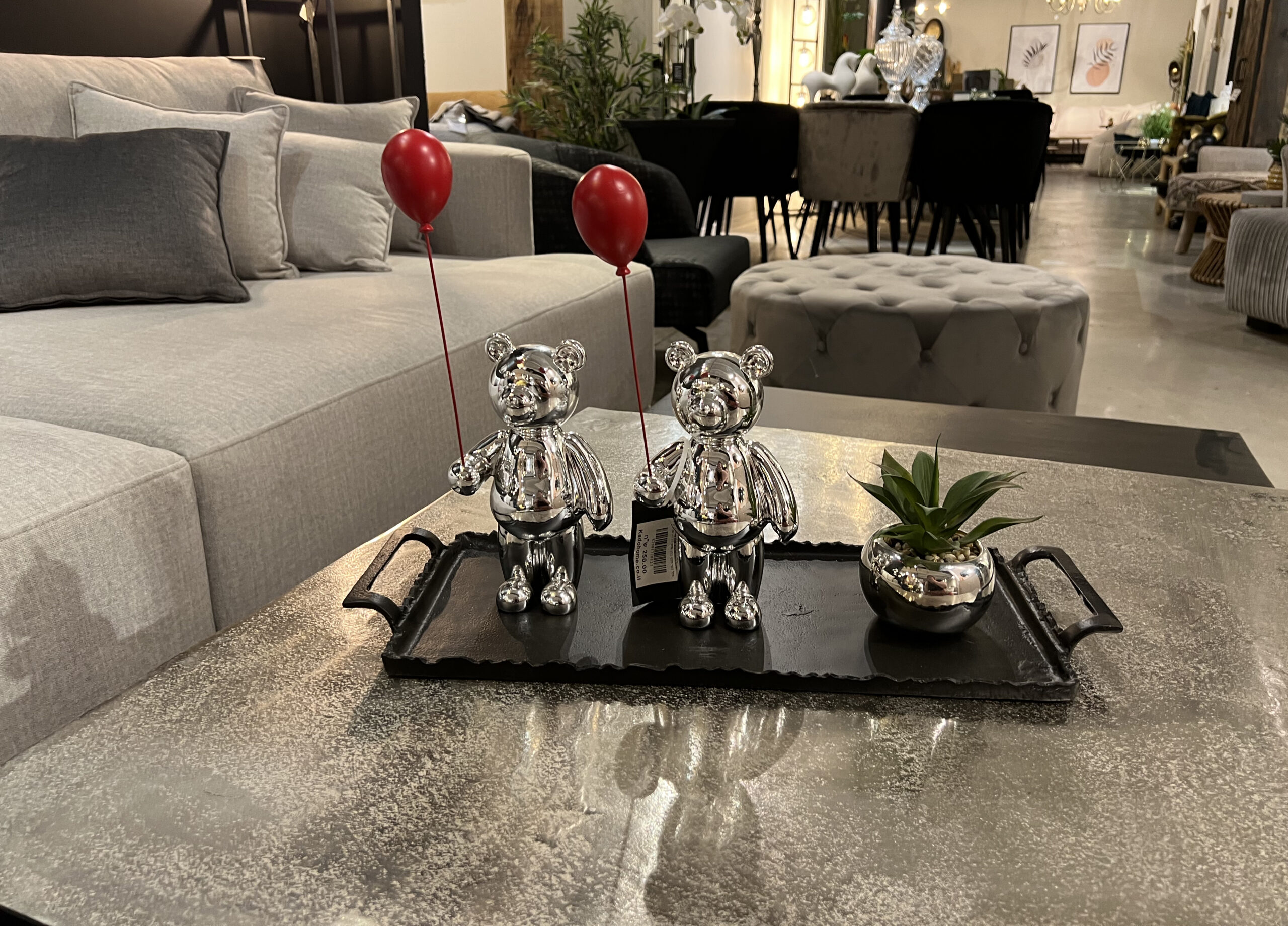 פסל דובי כסוף בלון אדום