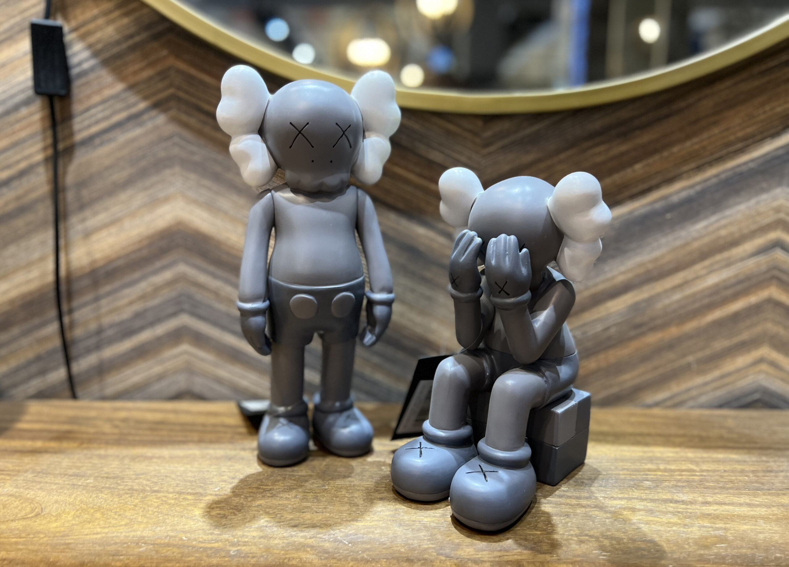 פסל בובה נורדי אפור אוזניים לבנות