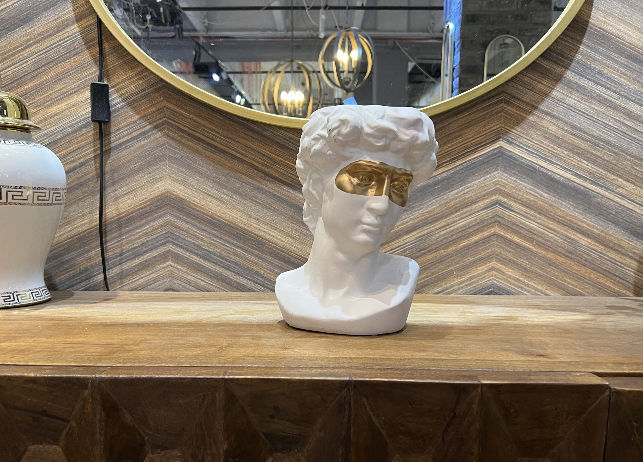 כד פסל פנים לבן וזהב