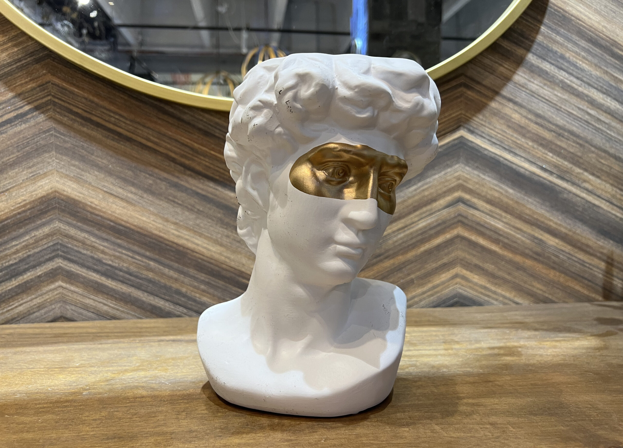 כד פסל פנים לבן וזהב