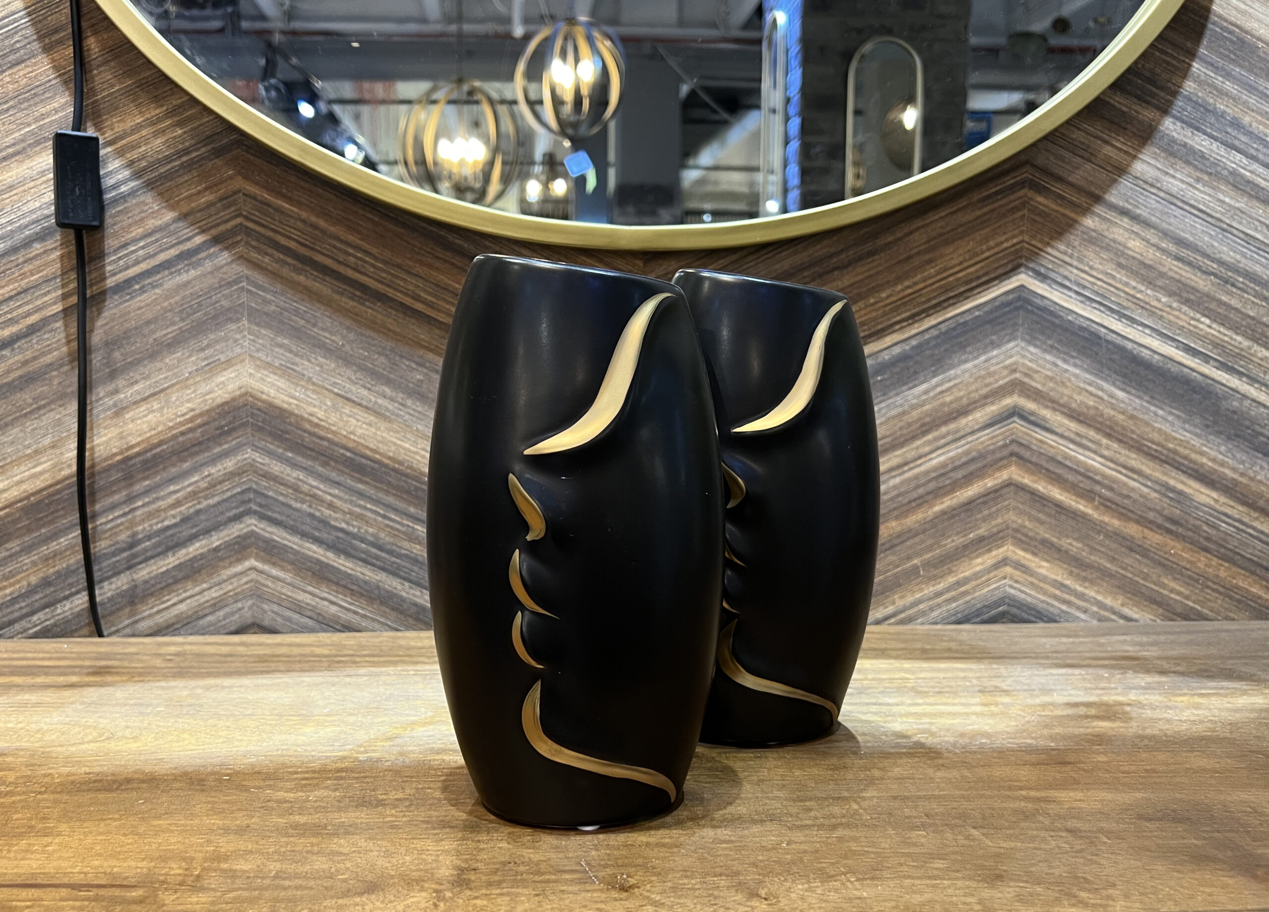 כד שחור פרופיל פנים זהב