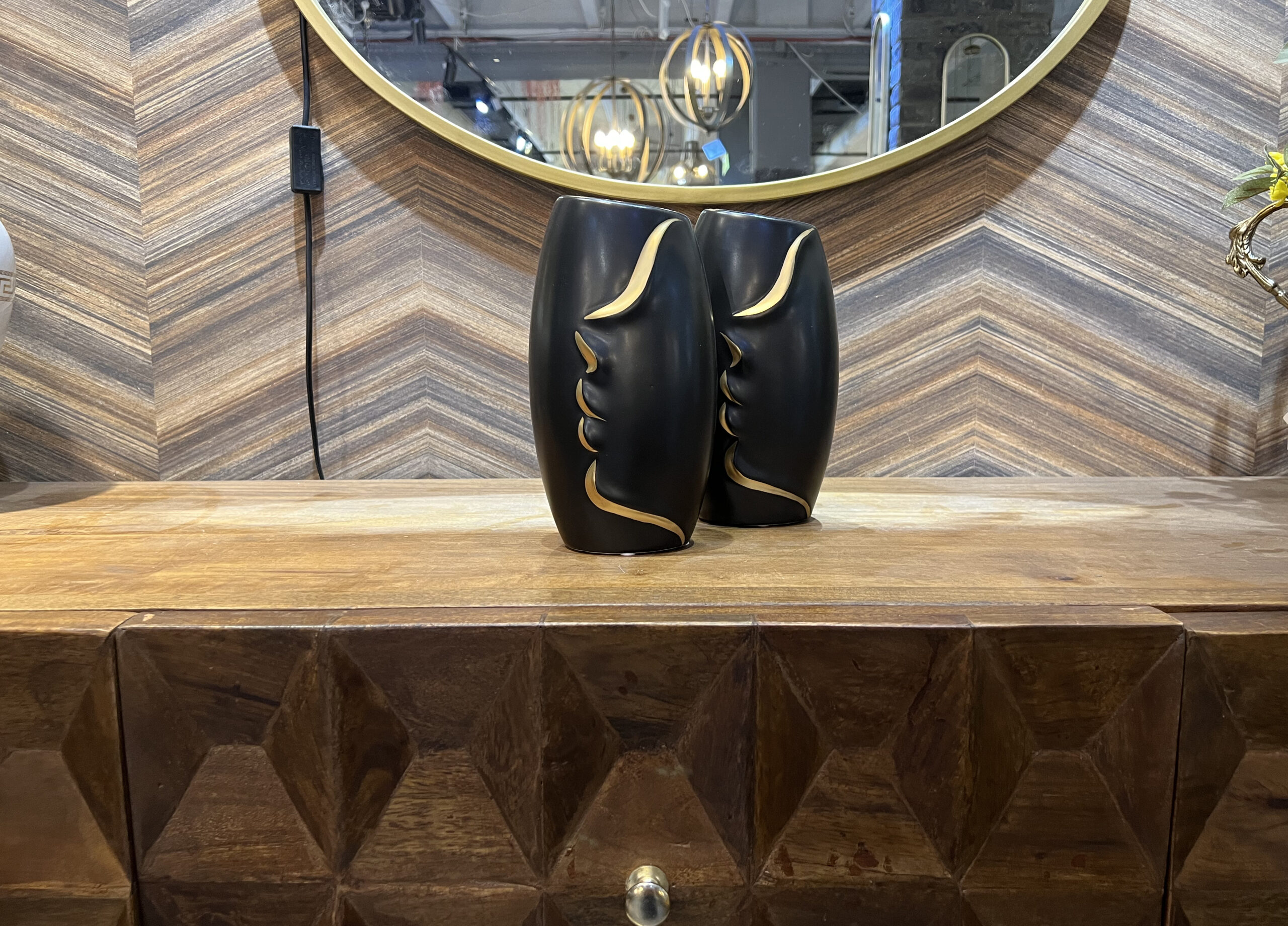 כד שחור פרופיל פנים זהב