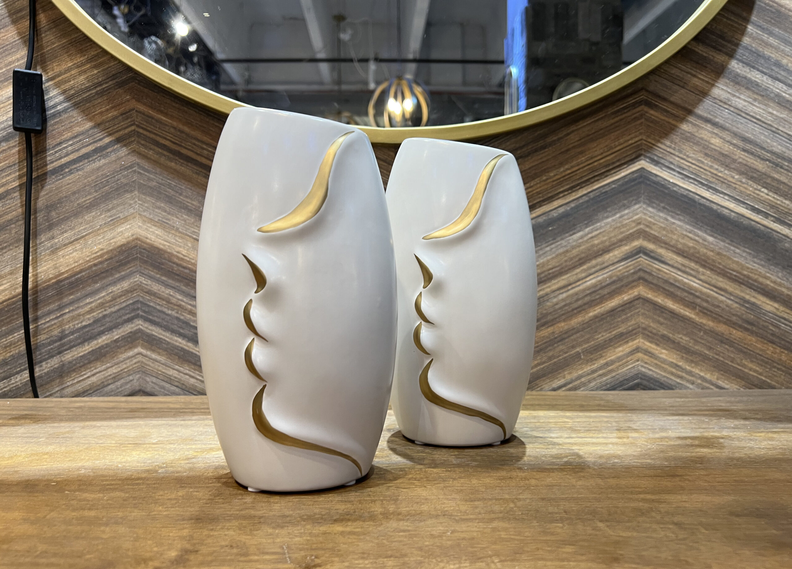 כד לבן פרופיל פנים זהב גבוה