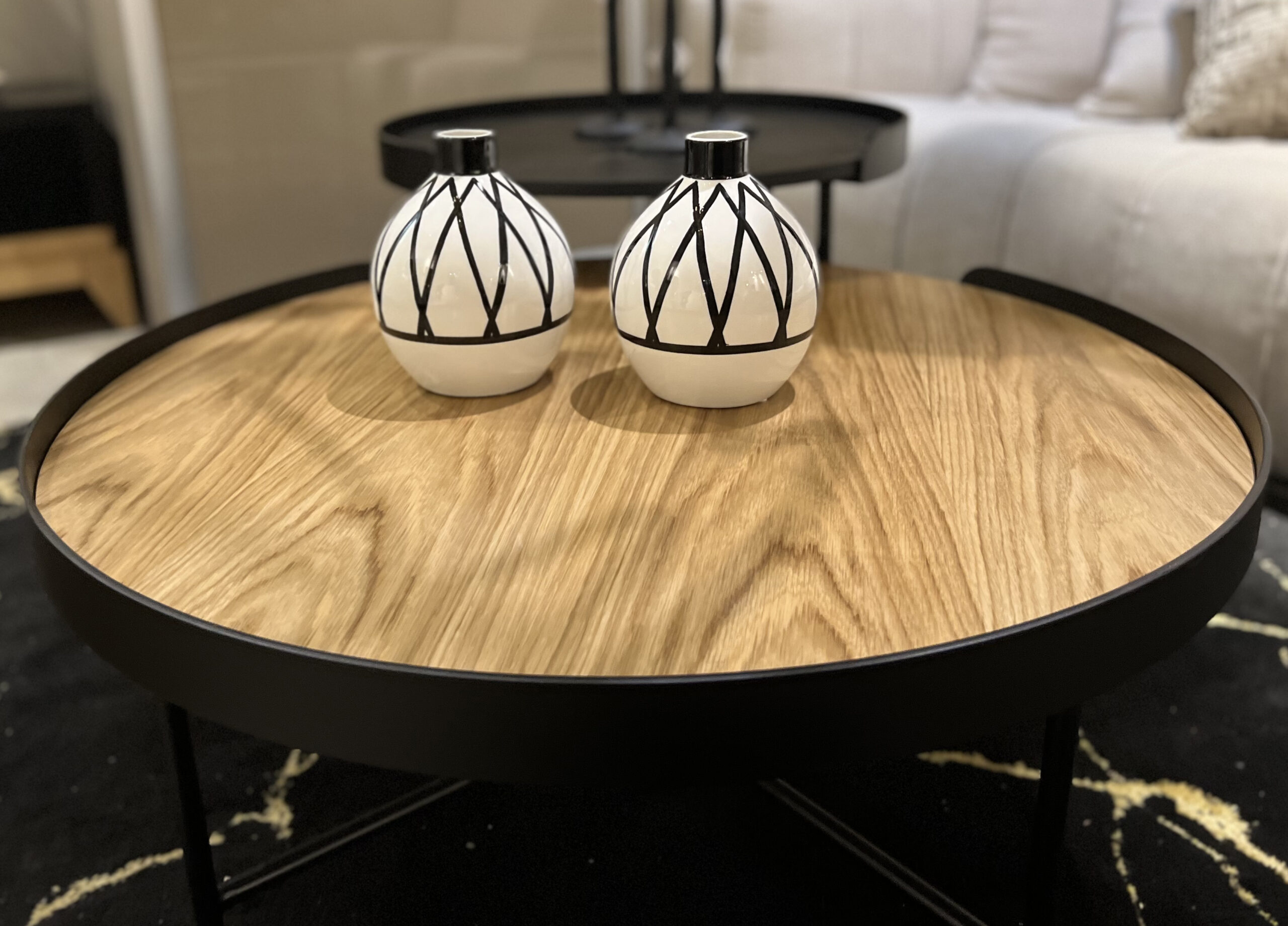 כד לבן מבריק עיטור שחור משולשים גדולים