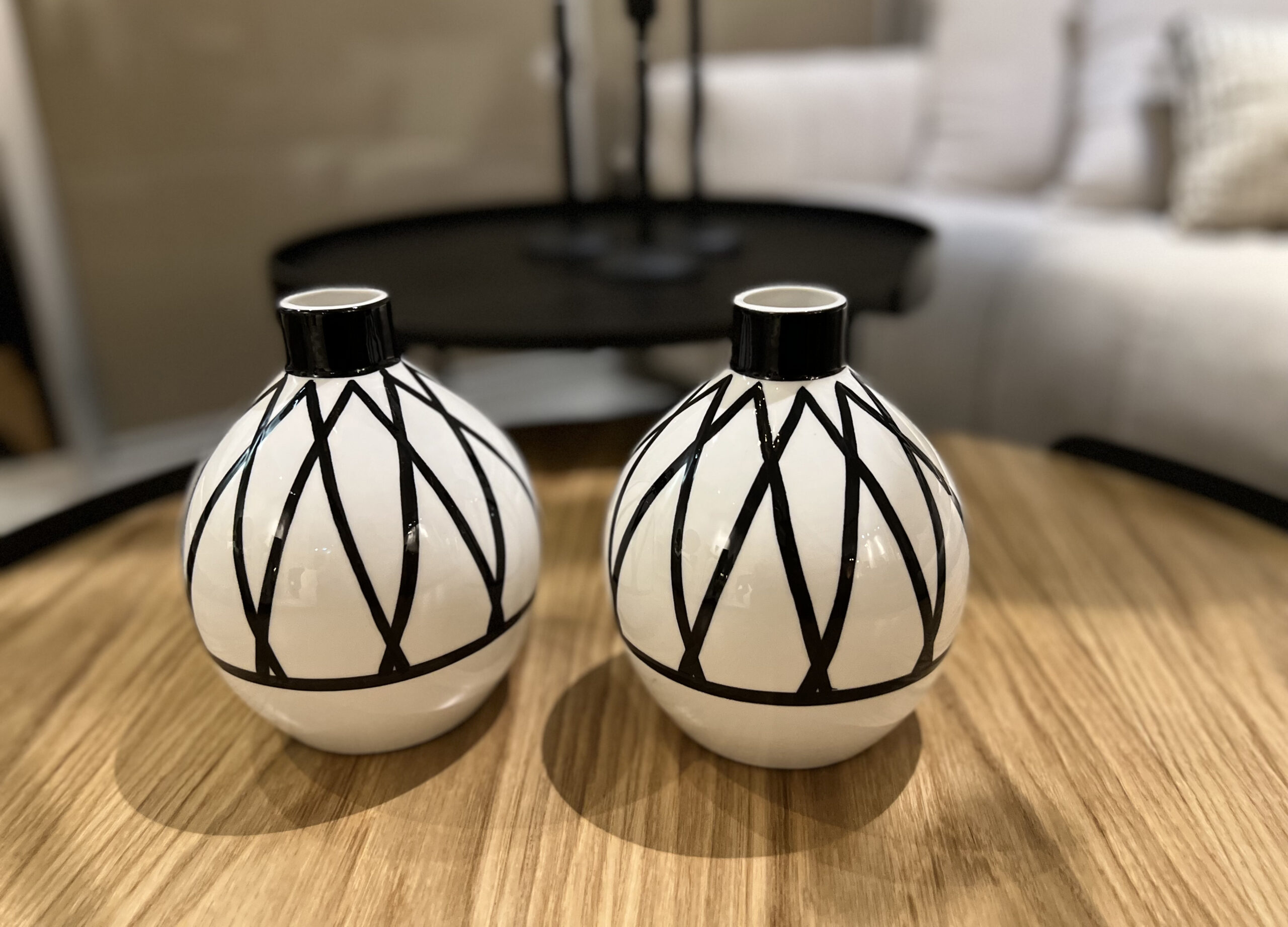 כד לבן מבריק עיטור שחור משולשים גדולים