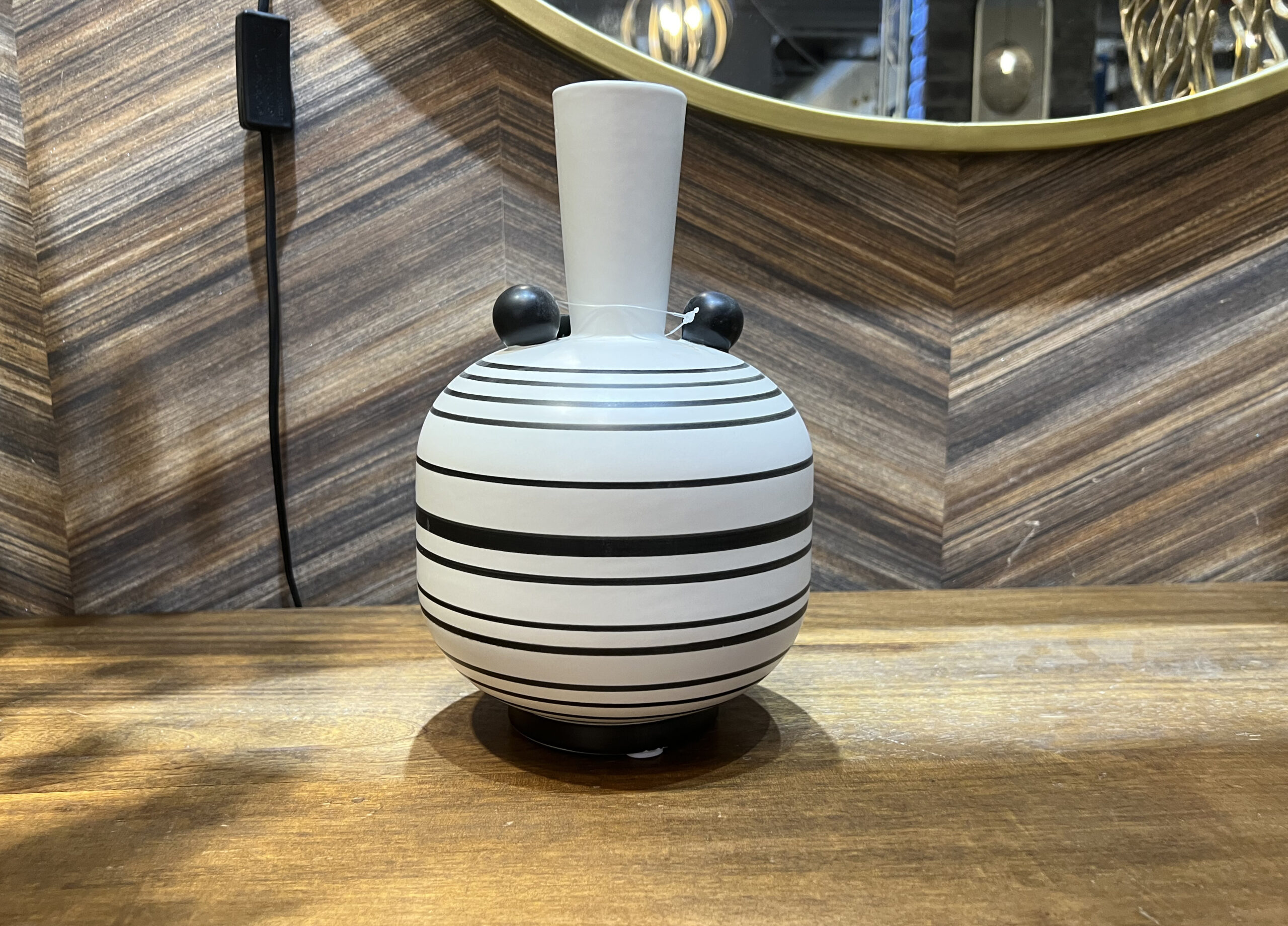 כד פסים דקים שחור לבן