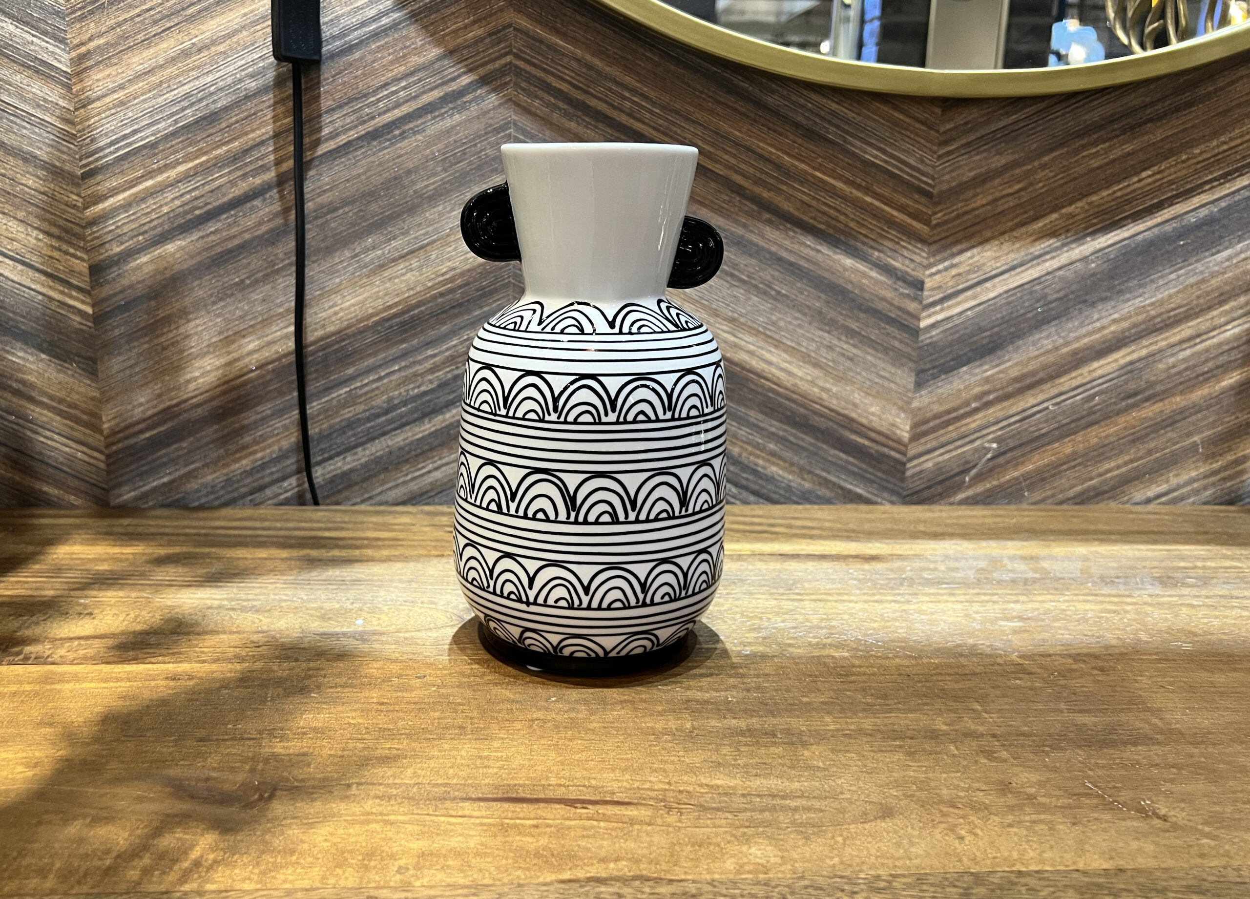 כד לבן מבריק עיטור שחור אתני גבוהה