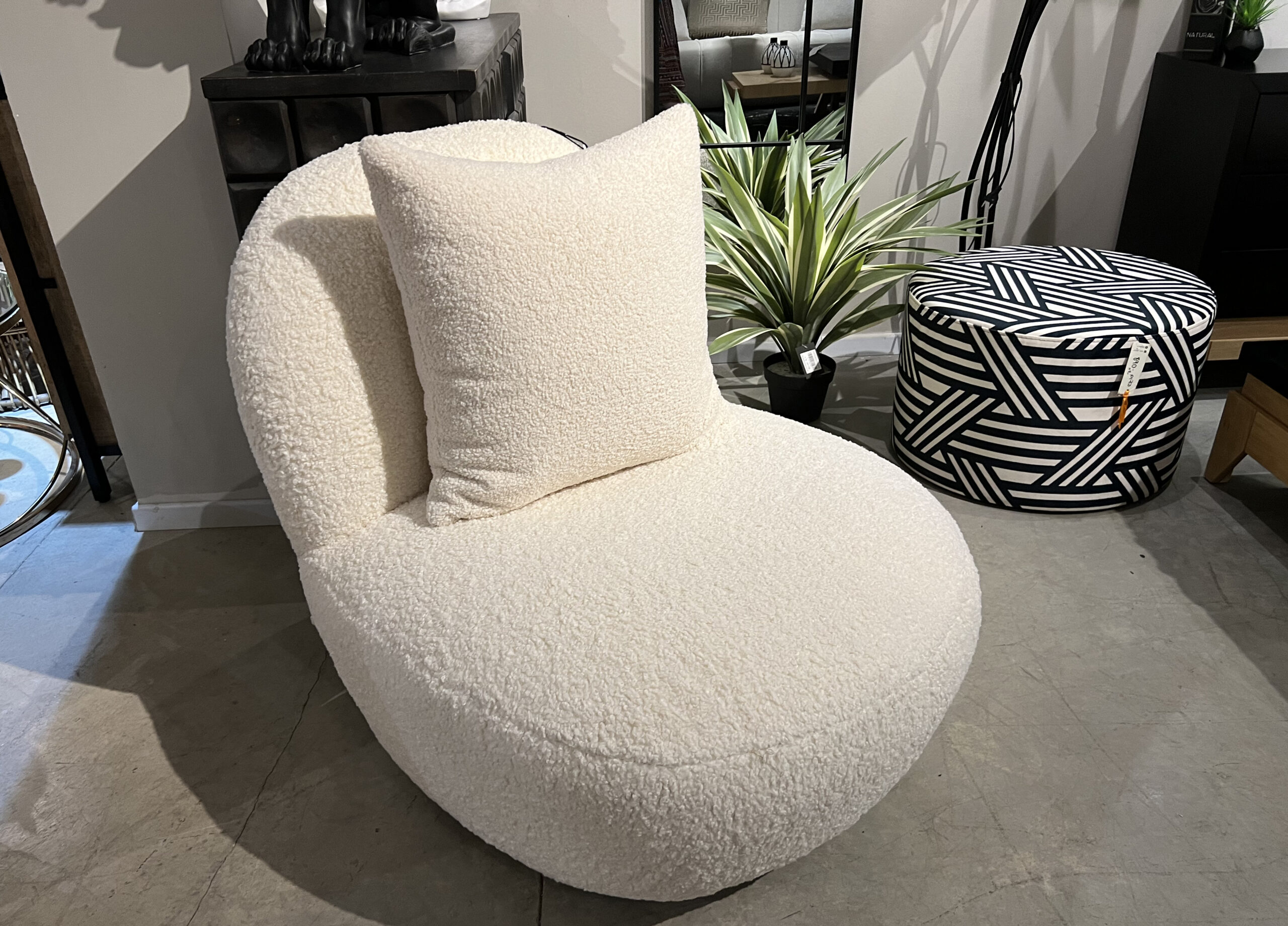 כורסא נורדית בקווים מעוגלים דגם מיקה כורסא נורדית בקווים מעוגלים דגם מיקה