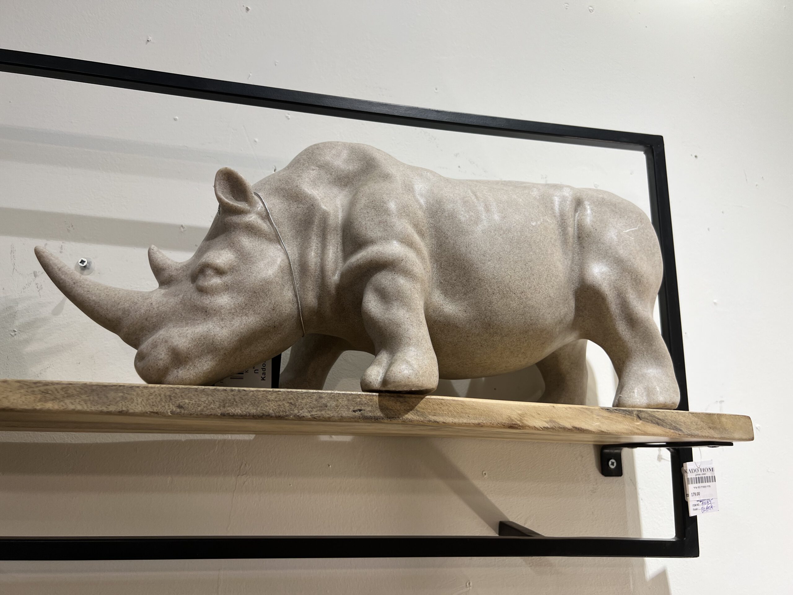 פסל קרנף אפור פסל קרנף אפור