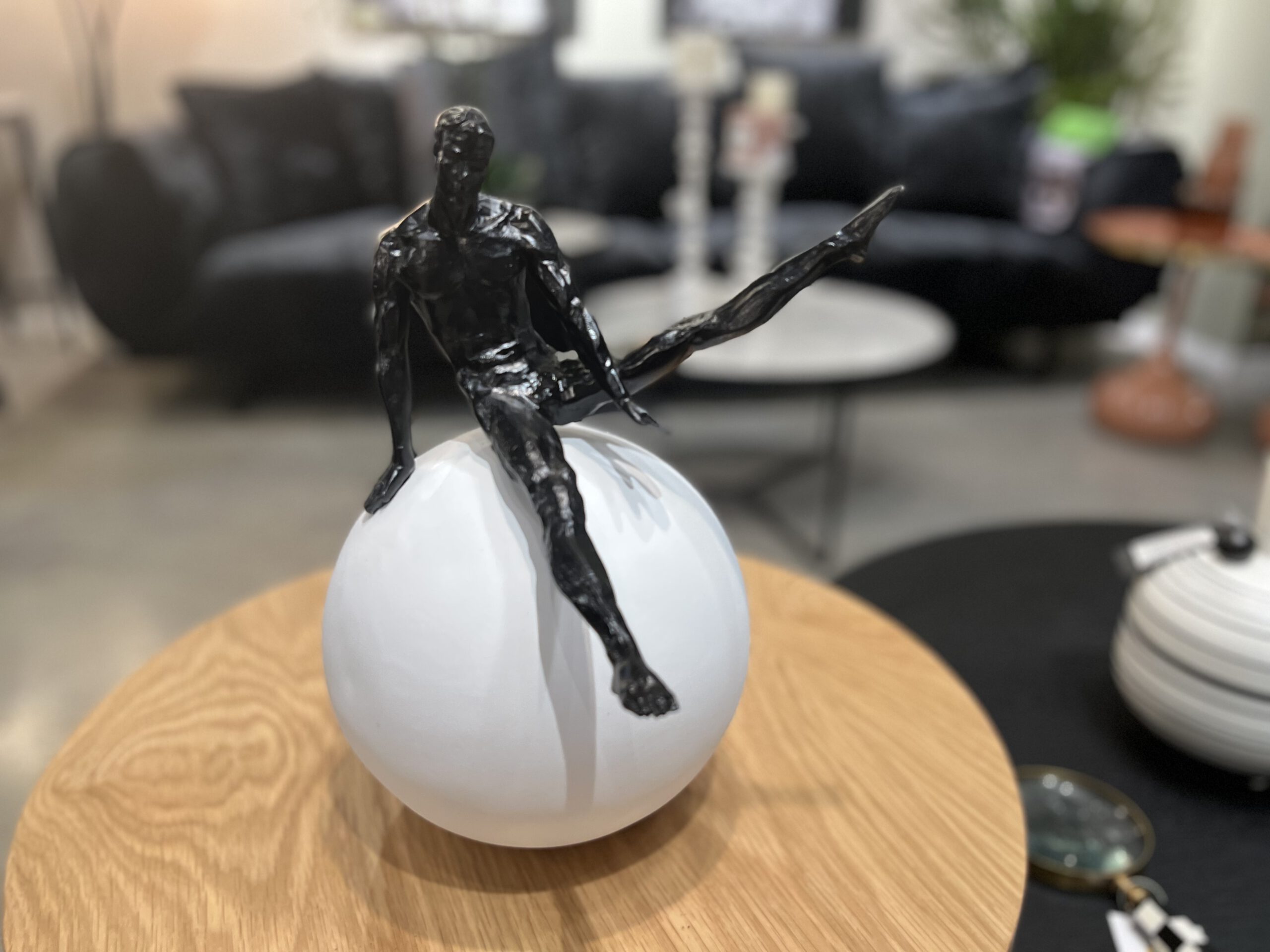 פסל איש שחור על כדור לבן