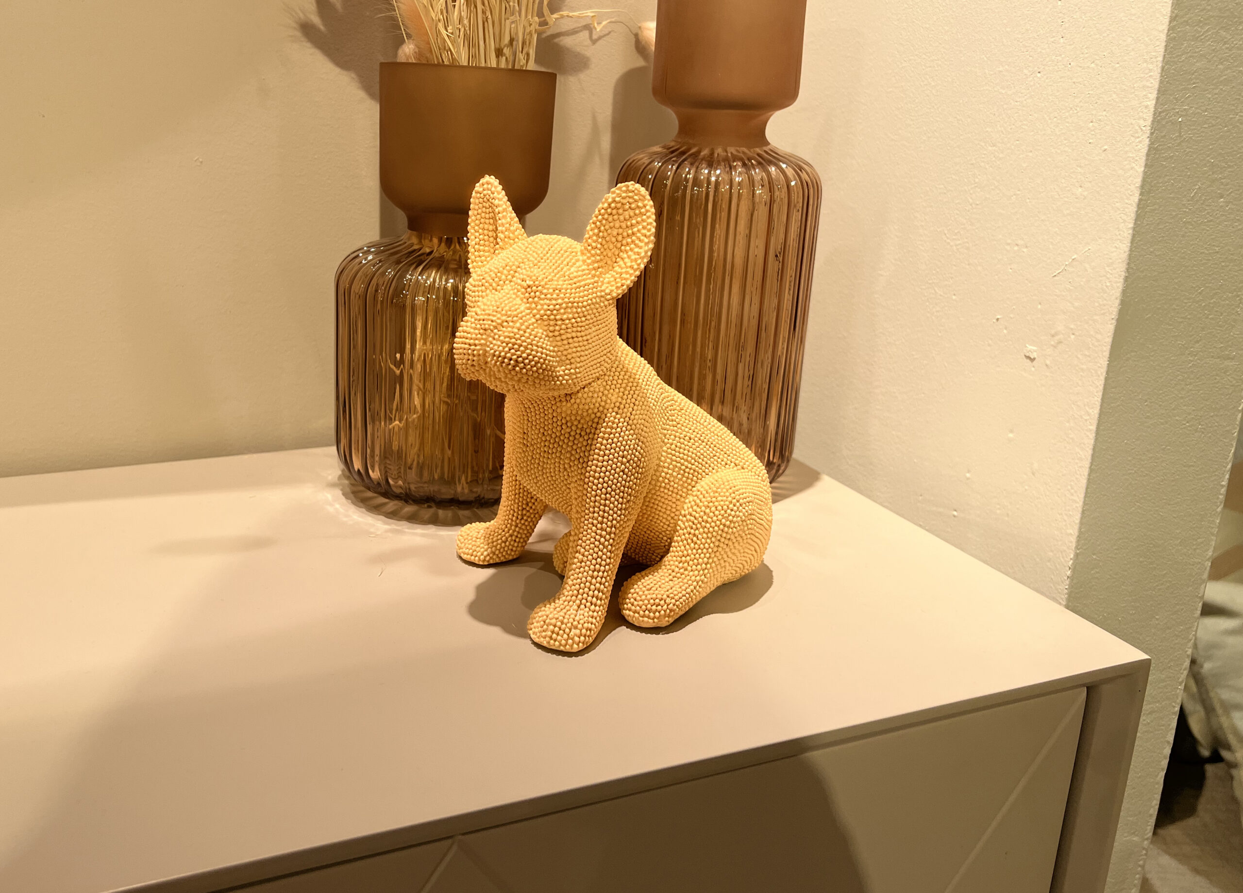 פסל כלב בולדוג ורוד אפרסק