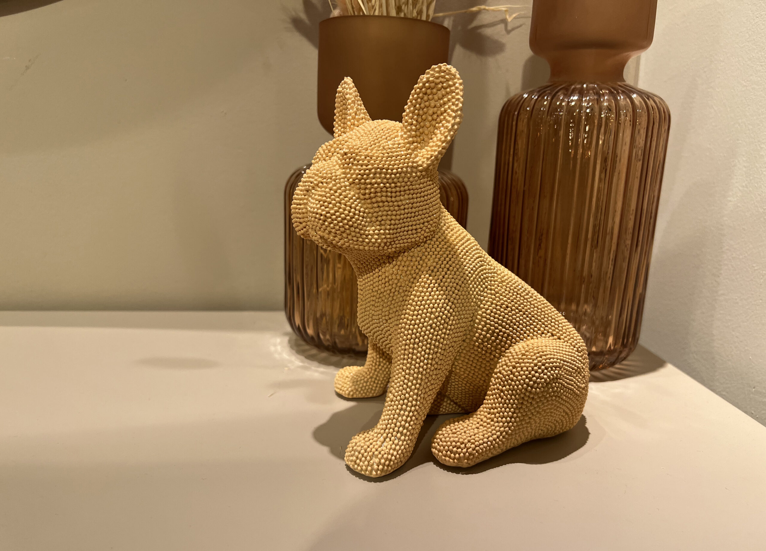 פסל כלב בולדוג ורוד אפרסק