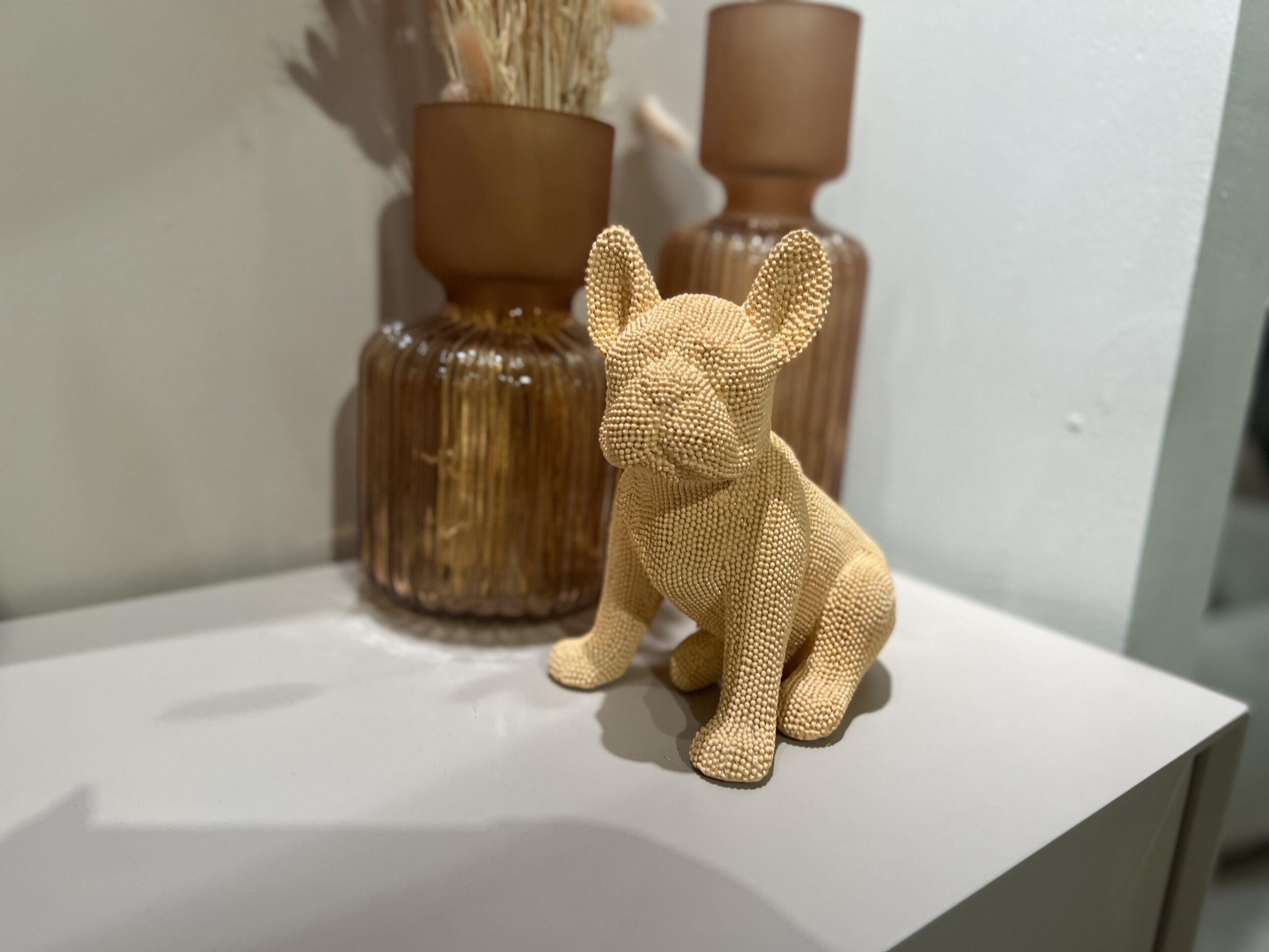 פסל כלב בולדוג ורוד אפרסק