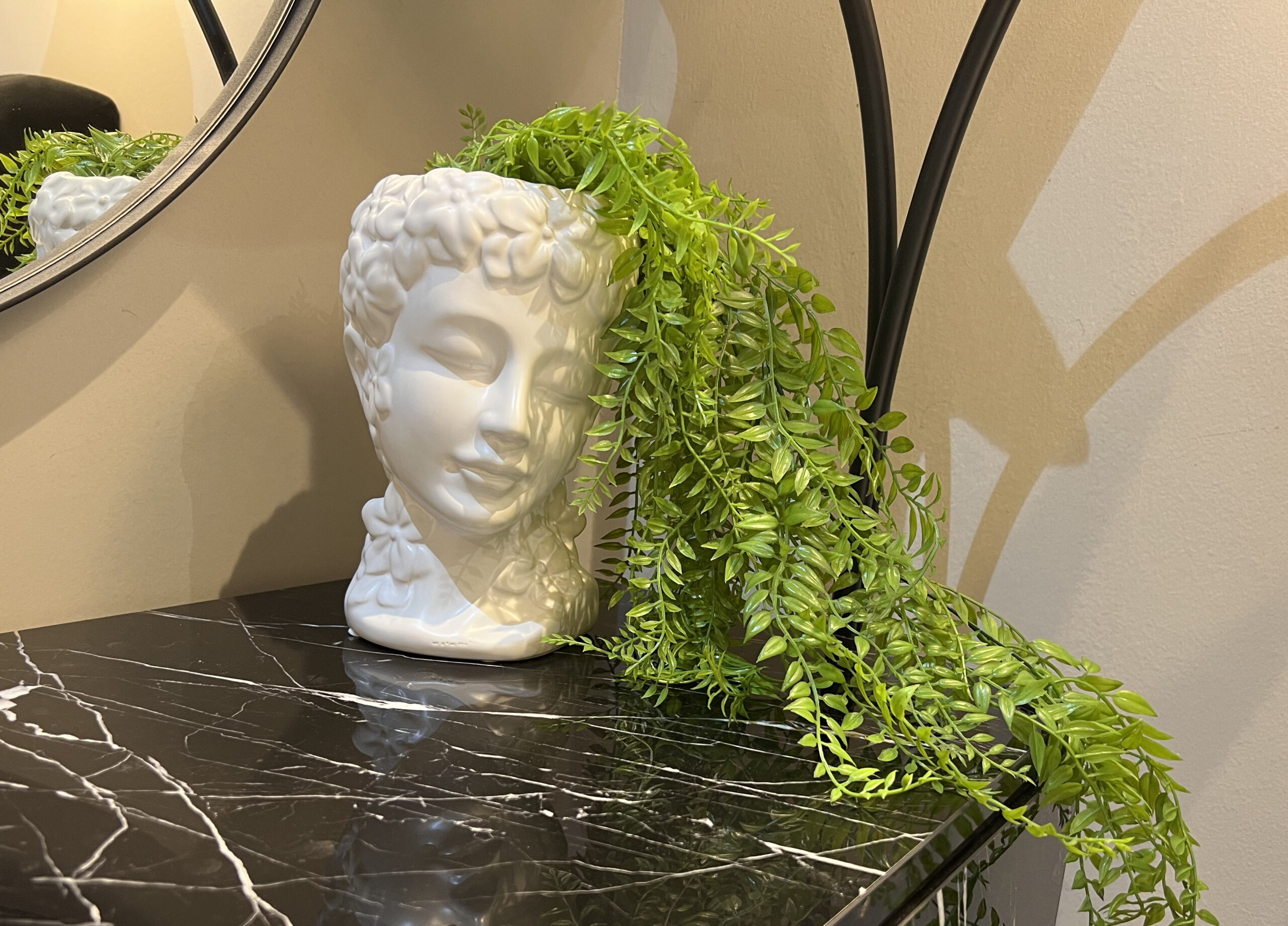 כד פסל פנים לבן כד פסל פנים לבן