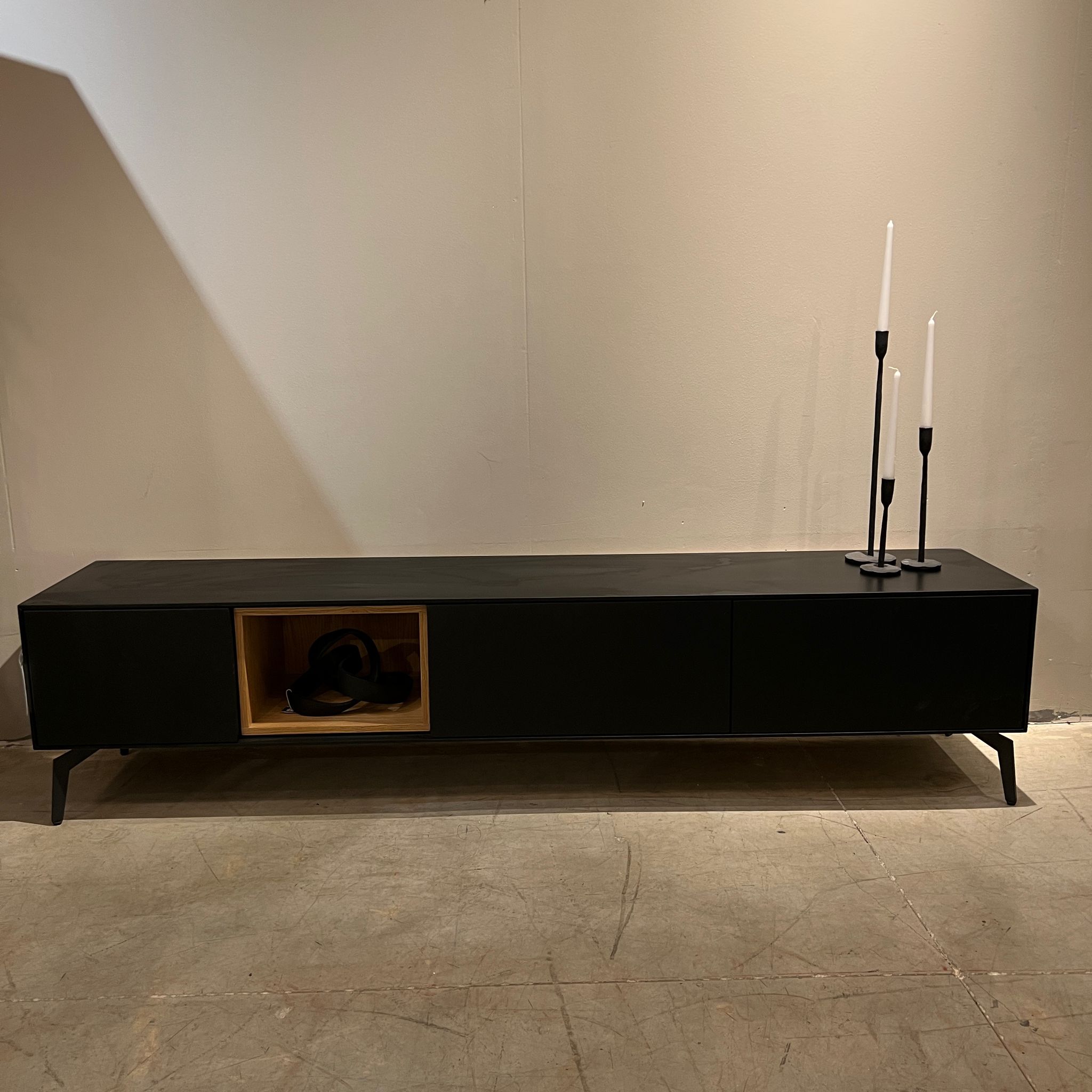 מזנון מעוצב דגם בלאק במבצע אחרון מתצוגה! מזנון מעוצב דגם בלאק במבצע אחרון מתצוגה!