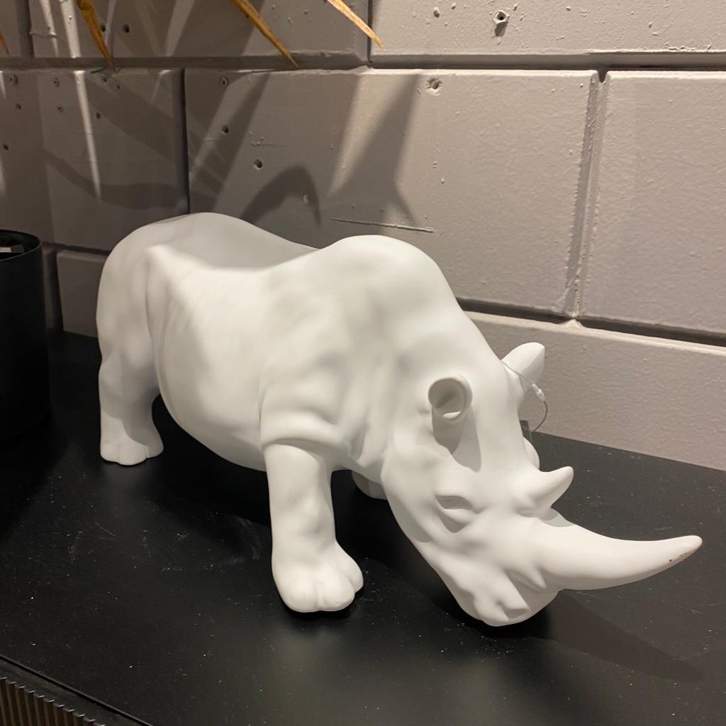 פסל קרנף לבן פסל קרנף לבן