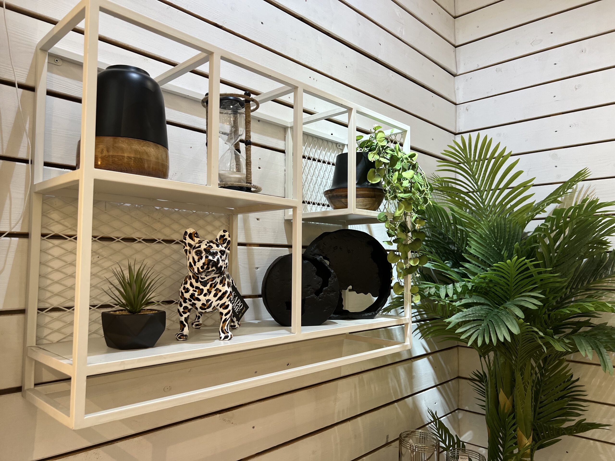 יחידת מדפים ברזל בצבע לבן יחידת מדפים ברזל בצבע לבן