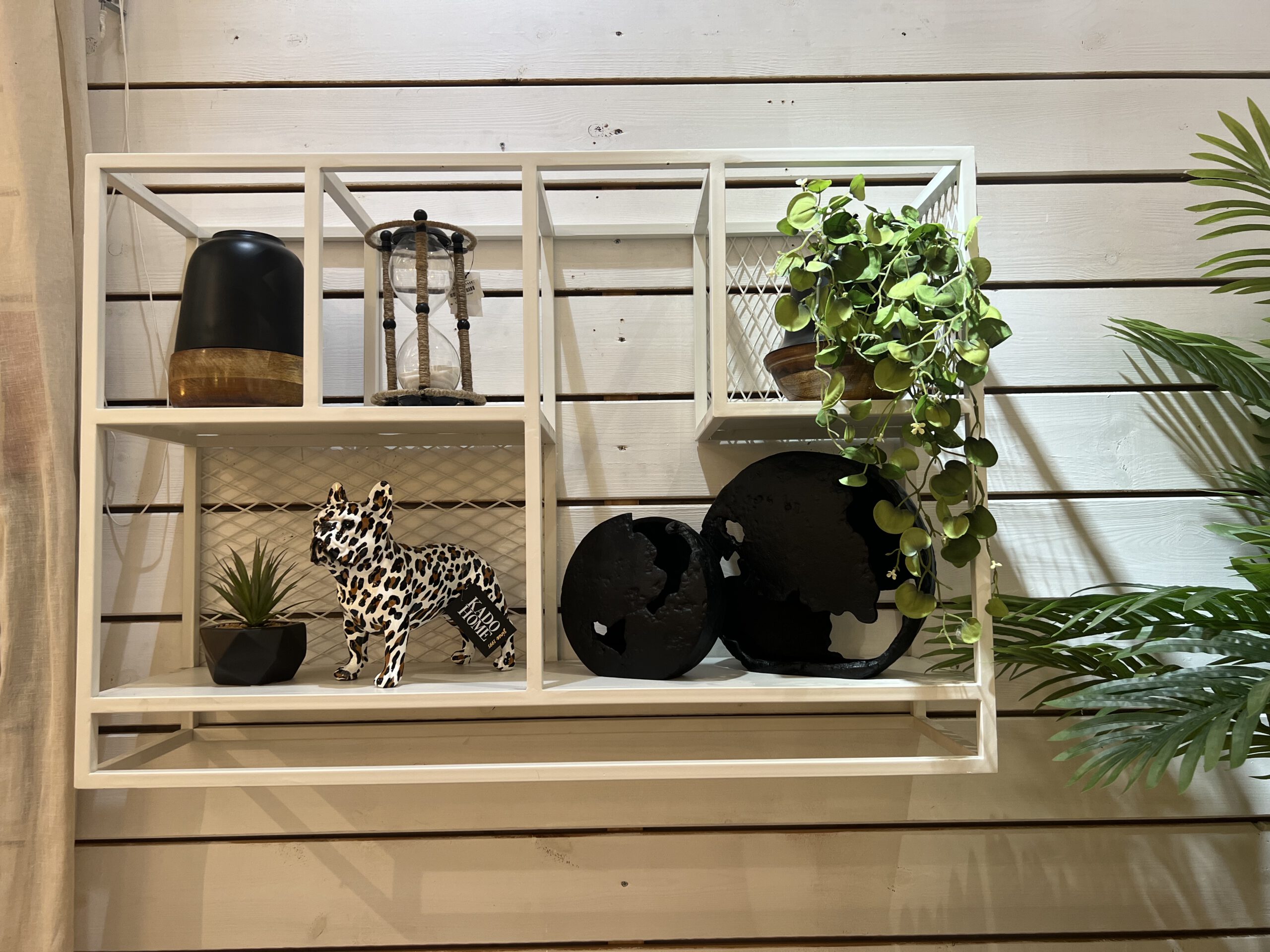 יחידת מדפים ברזל בצבע לבן יחידת מדפים ברזל בצבע לבן