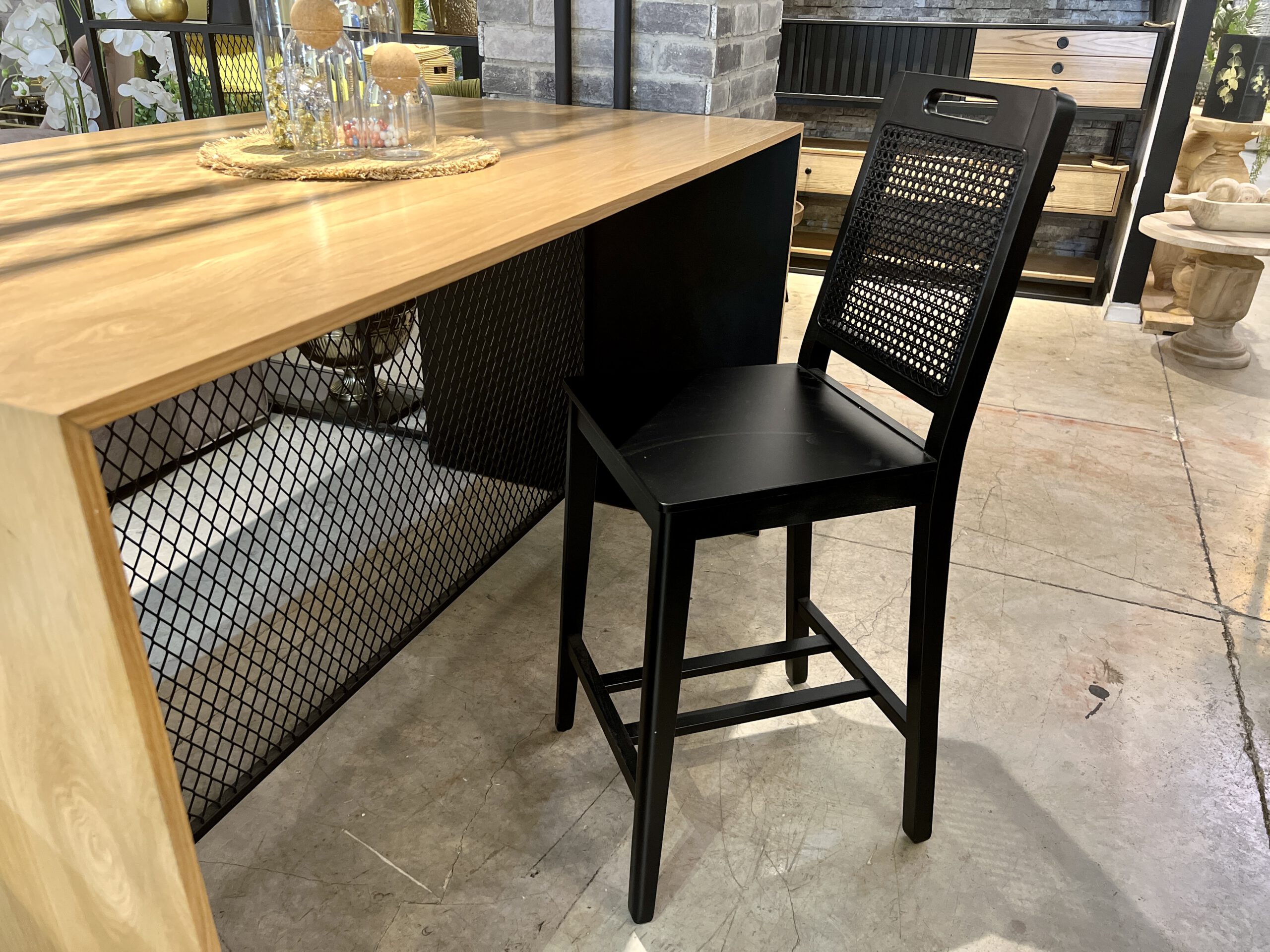 כיסא בר דגם אמילי מעץ מלא צבע שחור כיסא בר דגם אמילי מעץ מלא צבע שחור