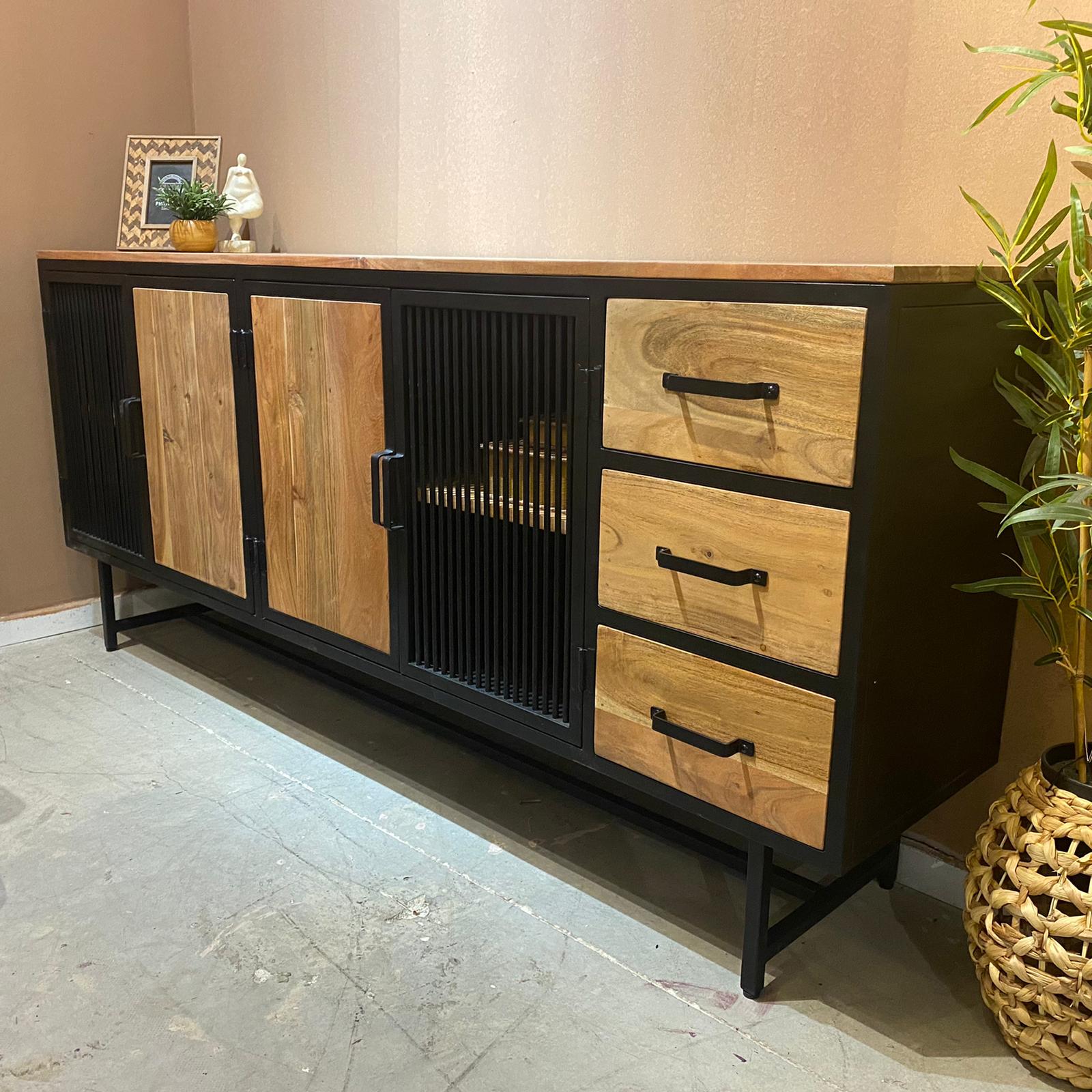 קומודה עץ שיטה 4 דלתות, פסים ברזל שחור, 3 מגירות - דגם לילה - חיסול! קומודה עץ שיטה 4 דלתות, פסים ברזל שחור, 3 מגירות - דגם לילה - חיסול!