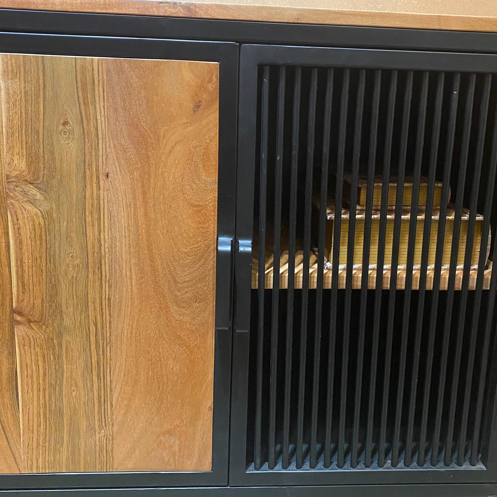 קומודה עץ שיטה 4 דלתות, פסים ברזל שחור, 3 מגירות - דגם לילה - חיסול! קומודה עץ שיטה 4 דלתות, פסים ברזל שחור, 3 מגירות - דגם לילה - חיסול!