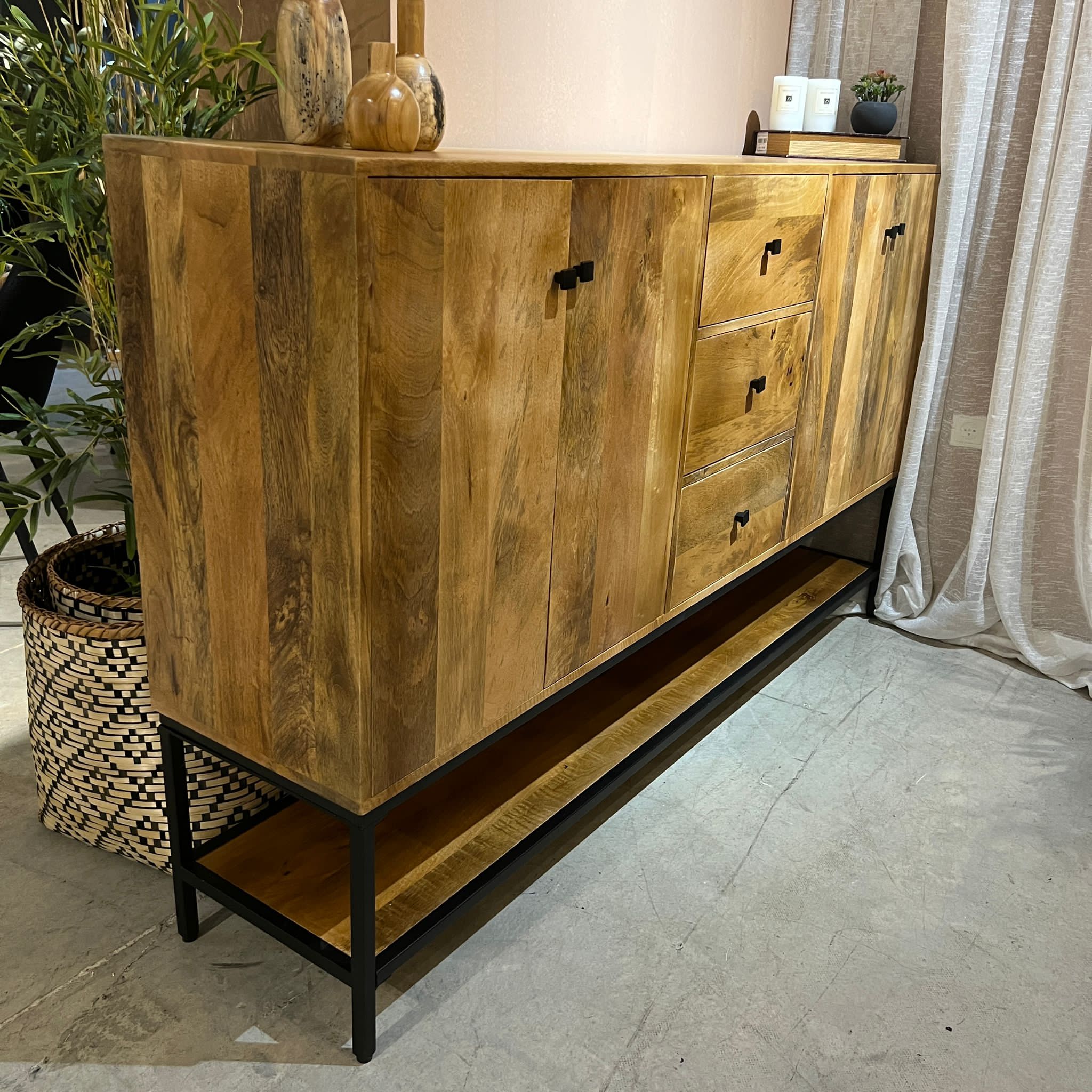 קומודה עץ מנגו דגם סוניל 4 דלתות 3 מגירות קומודה עץ מנגו דגם סוניל 4 דלתות 3 מגירות