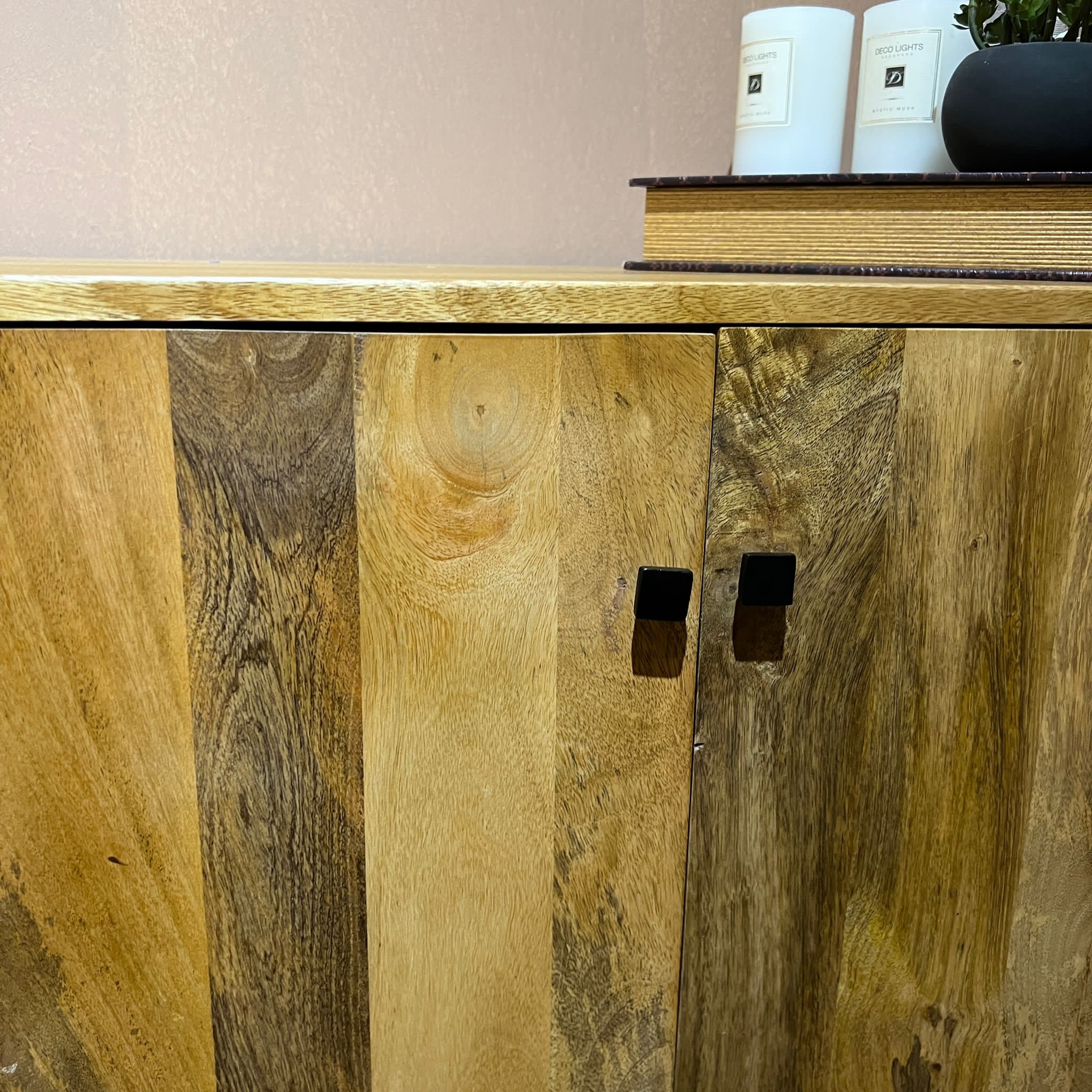 קומודה עץ מנגו דגם סוניל 4 דלתות 3 מגירות קומודה עץ מנגו דגם סוניל 4 דלתות 3 מגירות