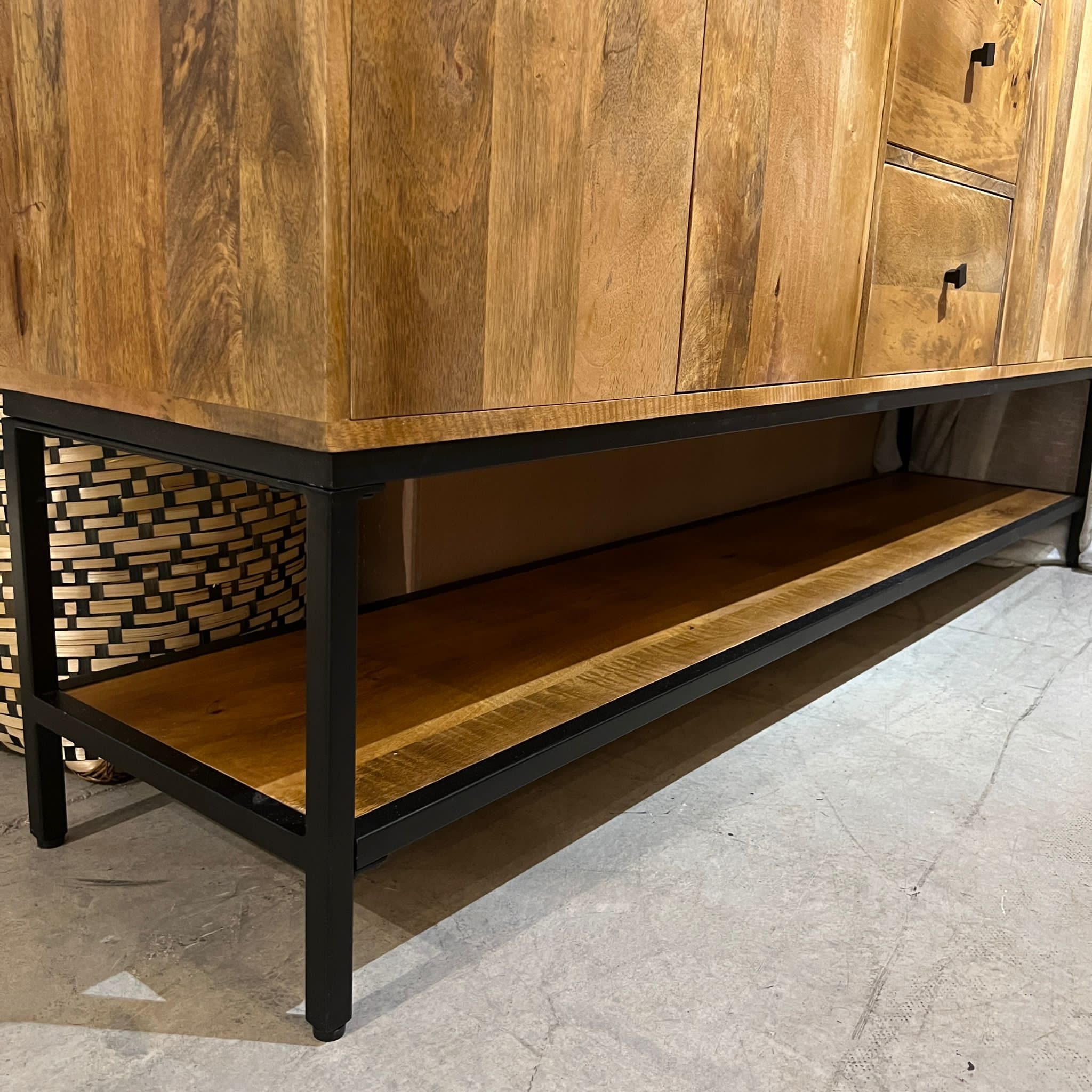 קומודה עץ מנגו דגם סוניל 4 דלתות 3 מגירות קומודה עץ מנגו דגם סוניל 4 דלתות 3 מגירות