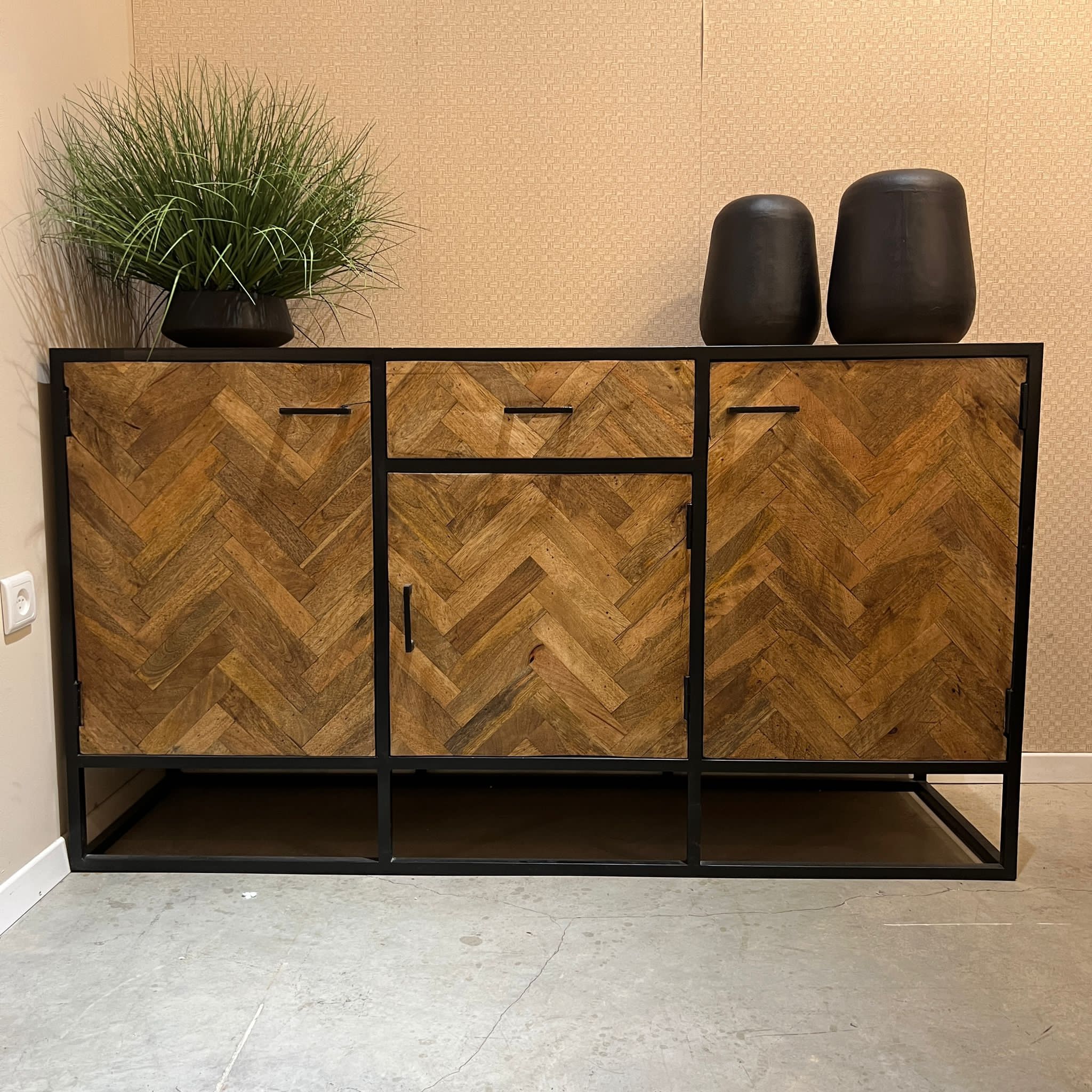 קומודה עץ מנגו פישבונד 4 ידיות דגם נדרן 150/45/83- חיסול מלאי