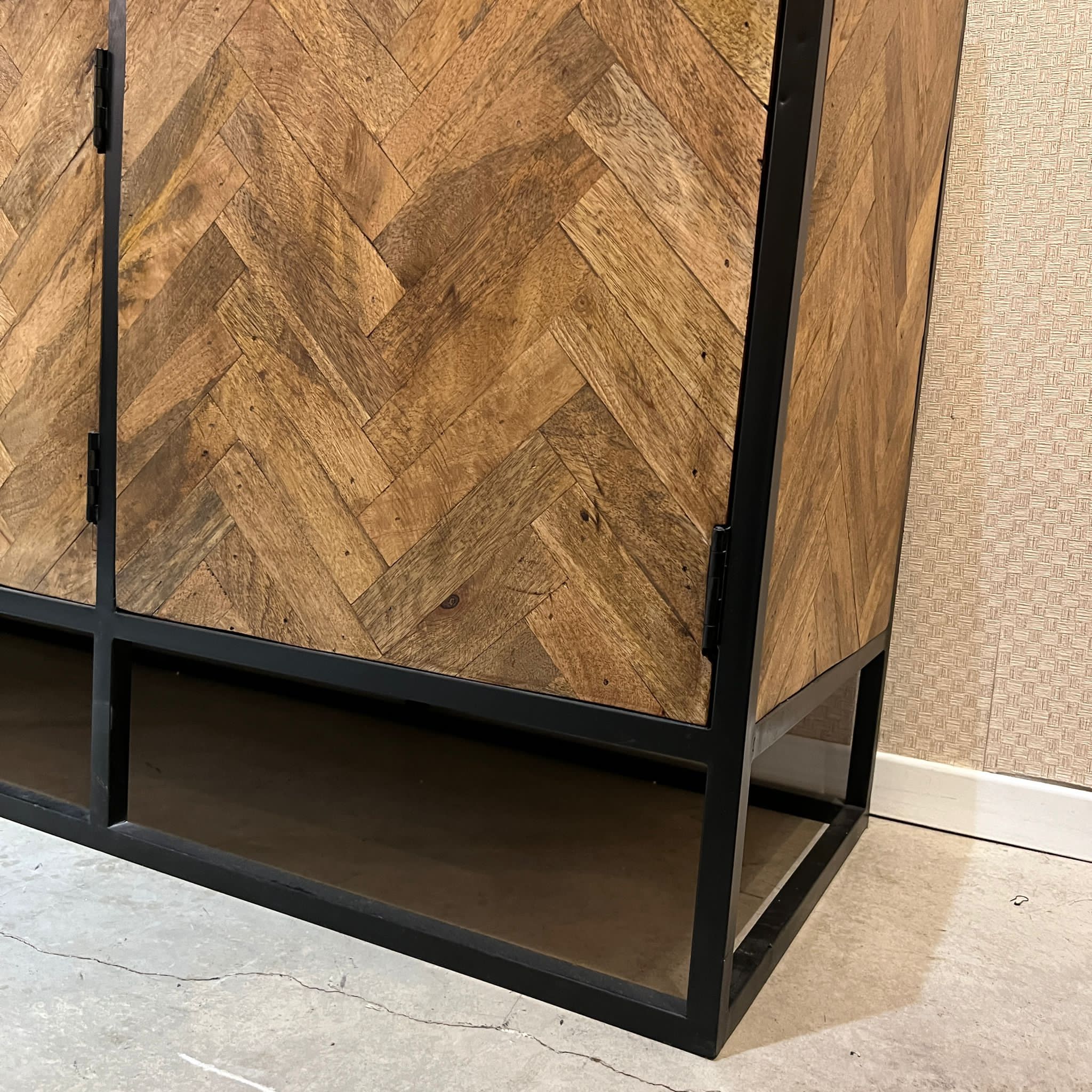 קומודה עץ מנגו פישבונד 4 ידיות דגם נדרן 150/45/83- חיסול מלאי