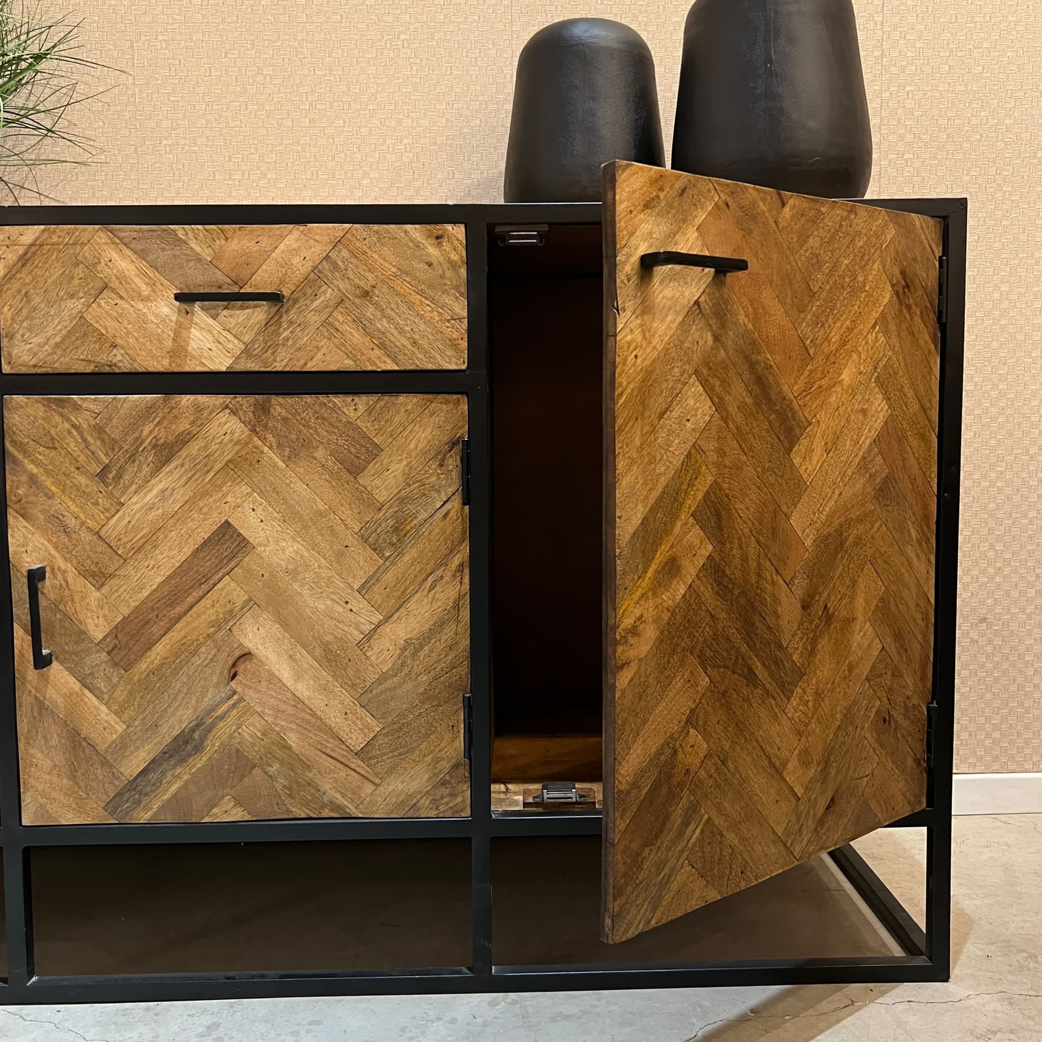 קומודה עץ מנגו פישבונד 4 ידיות דגם נדרן 150/45/83- חיסול מלאי